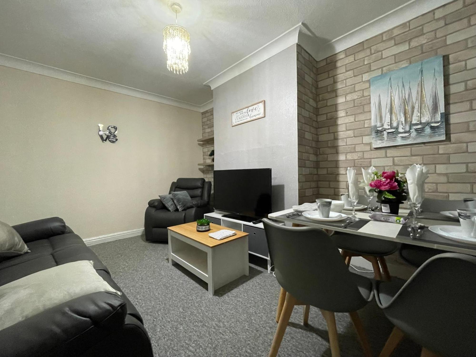 Cosy Home, Family & Contractor Friendly 4 Bedroom Near Centre, Sleeps 7 Leeds (West Yorkshire)