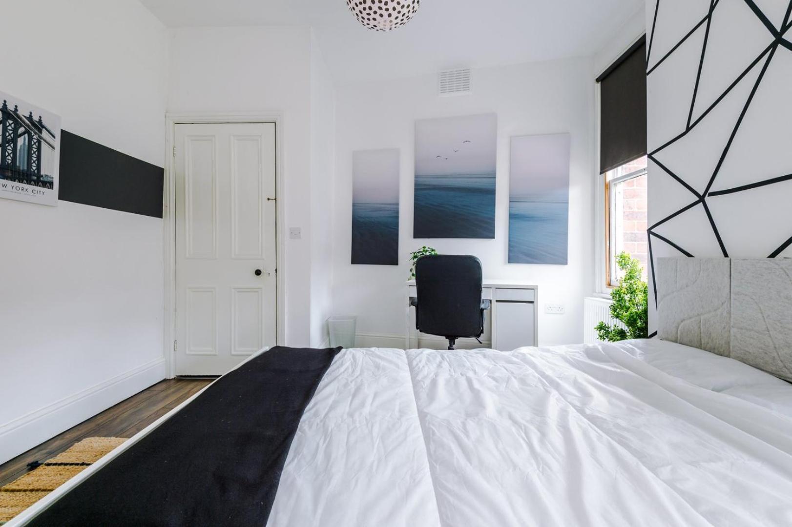 Spacious Centre Retreat In Leeds Centre Apartment