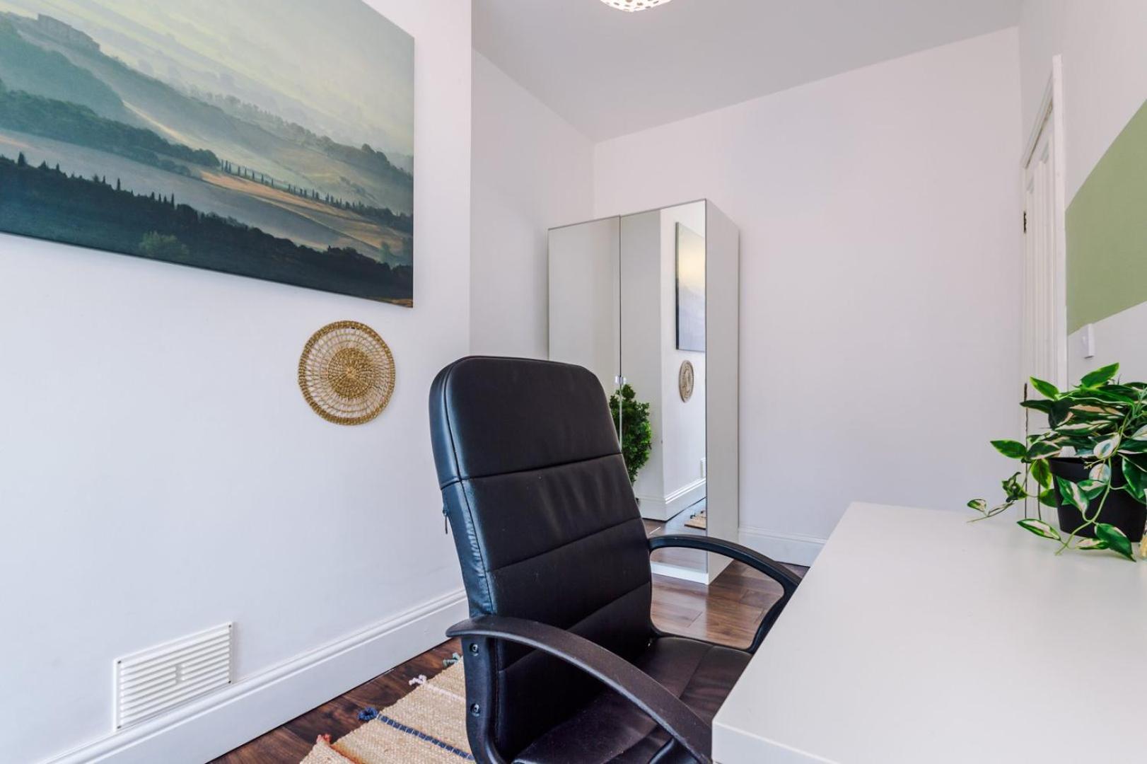 Spacious Centre Retreat In Leeds Centre
