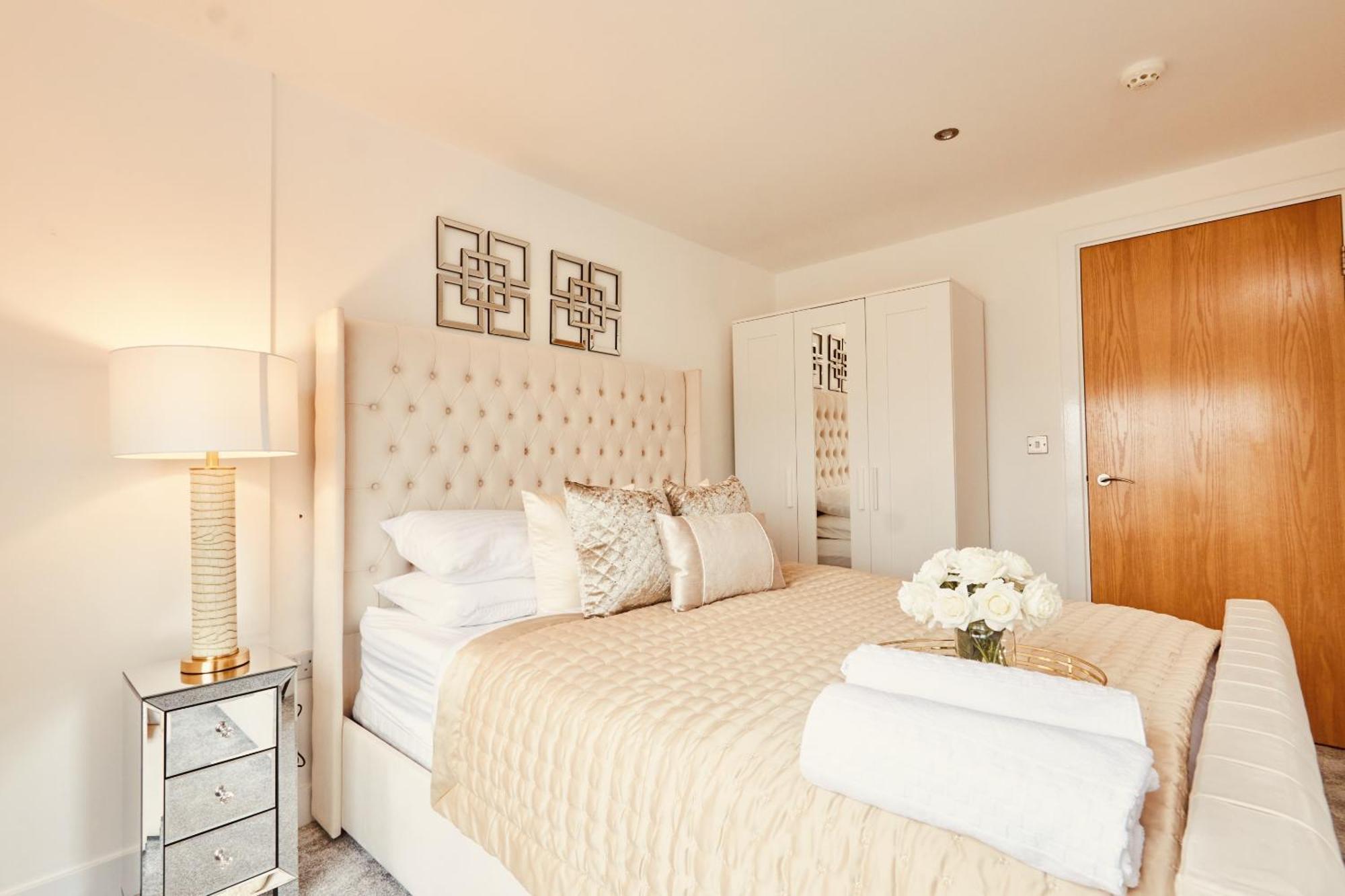 Deluxe Apt, River Canal View& Free Parking! Apartment