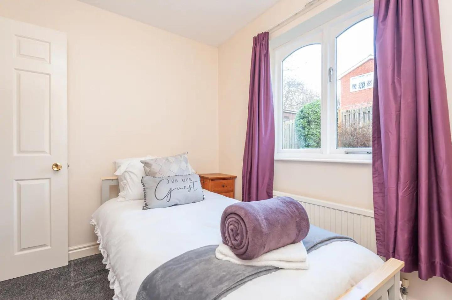 Pass The Keys Cosy Haven Next To White Rose Shopping Centre Apartment
