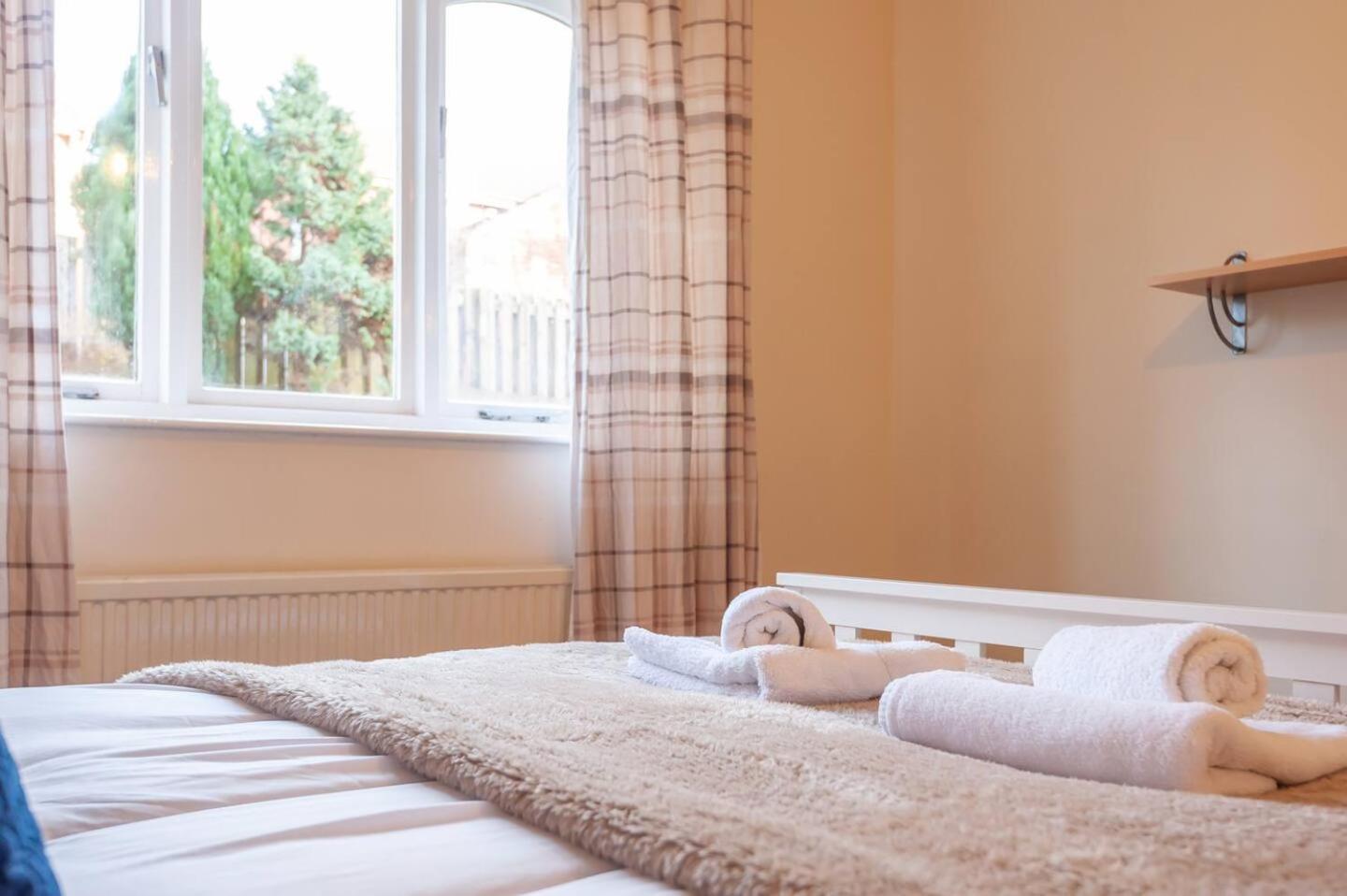 Pass The Keys Cosy Haven Next To White Rose Shopping Centre Apartment *