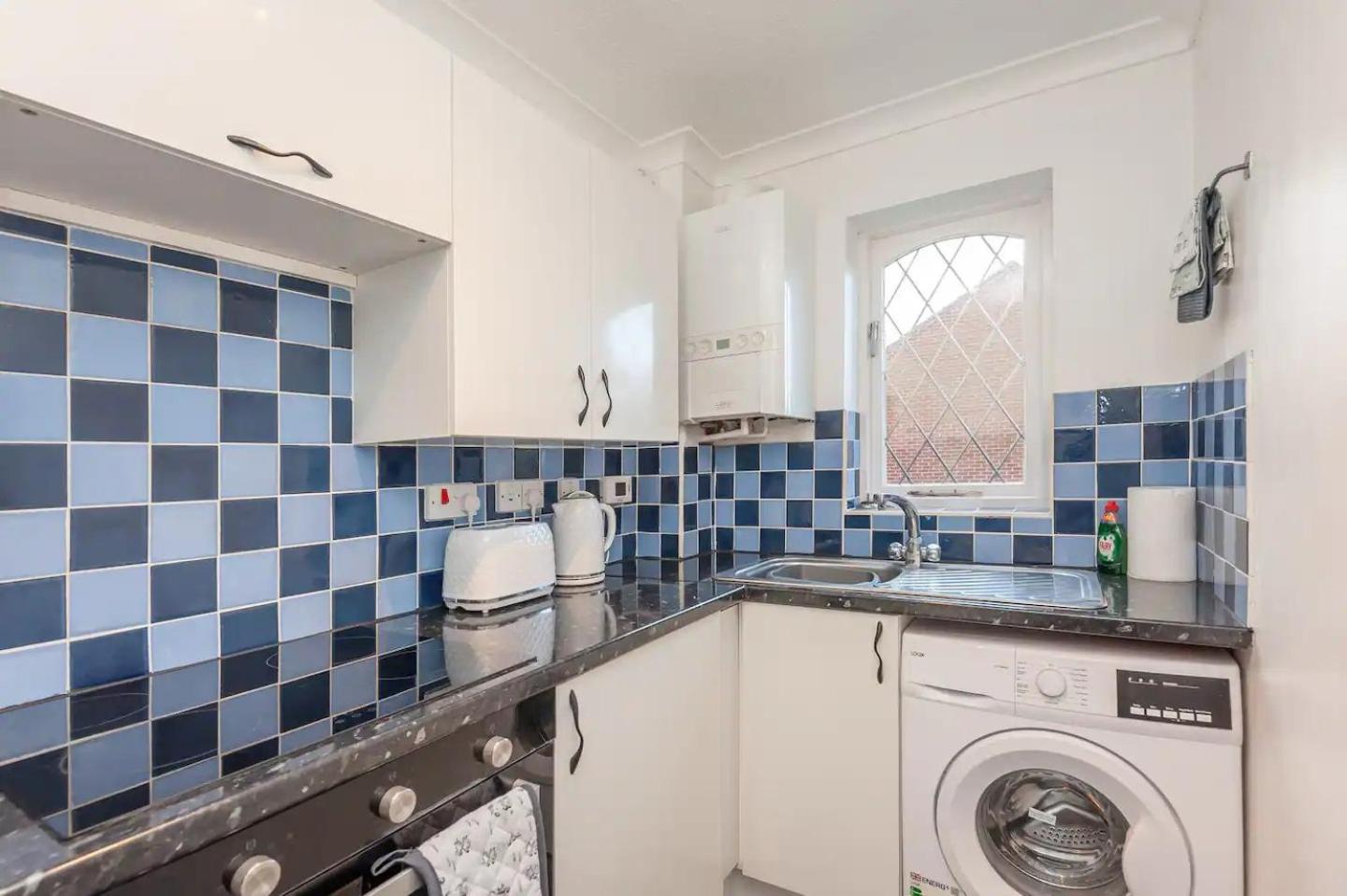 Pass The Keys Cosy Haven Next To White Rose Shopping Centre Apartment *