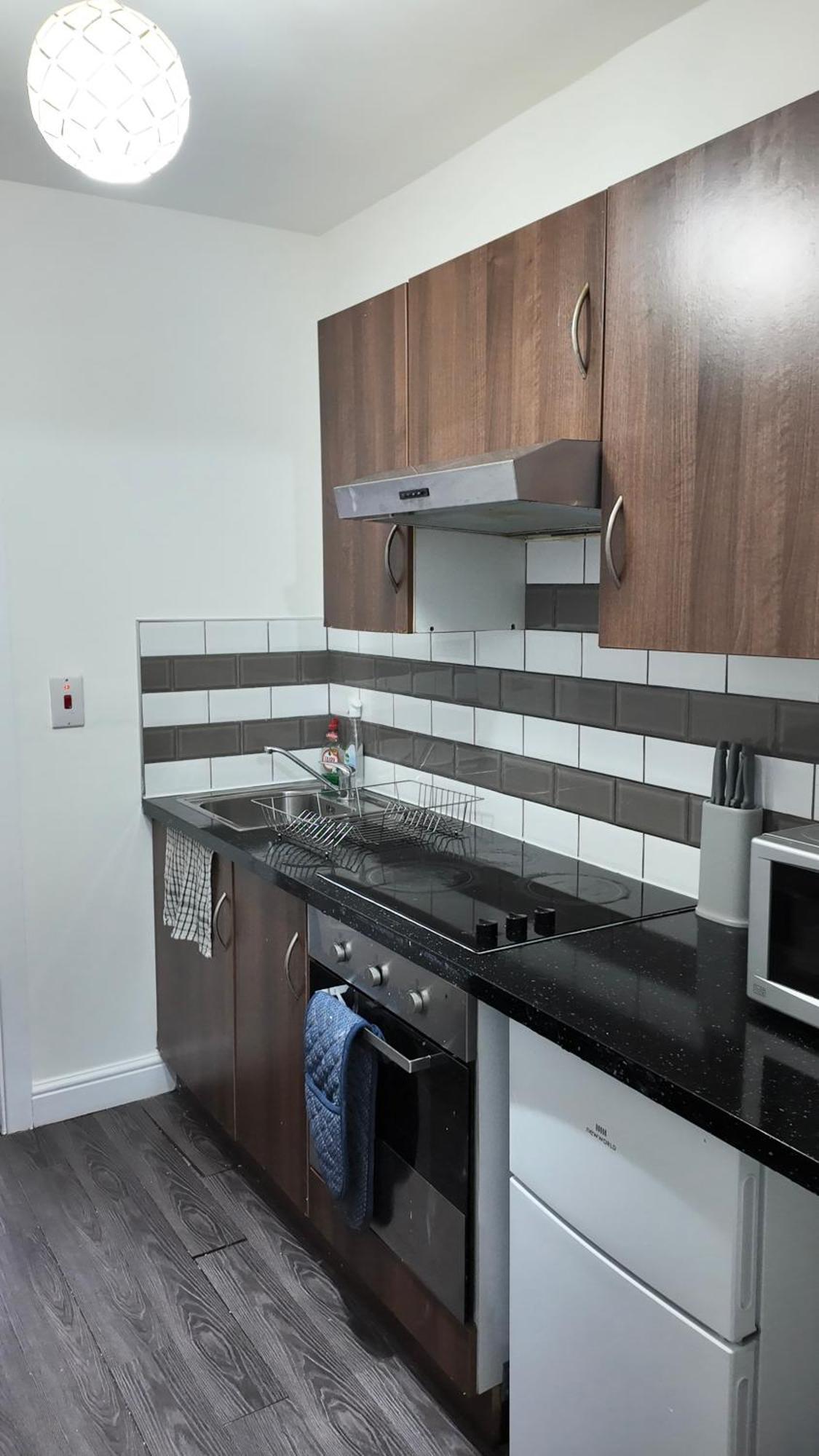 *modern 1 Bedroom Next To Centre* Apartment
