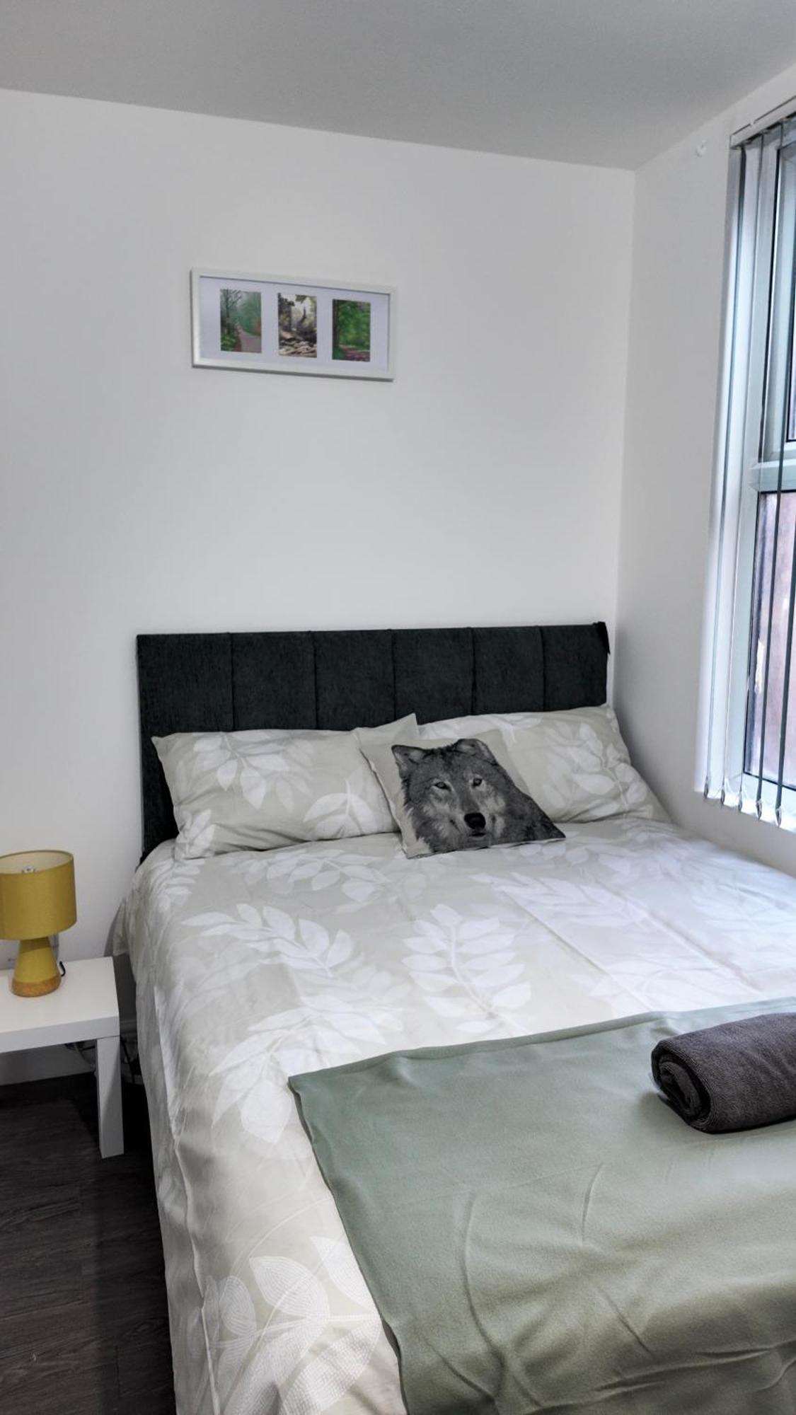 *modern 1 Bedroom Next To Centre* Apartment