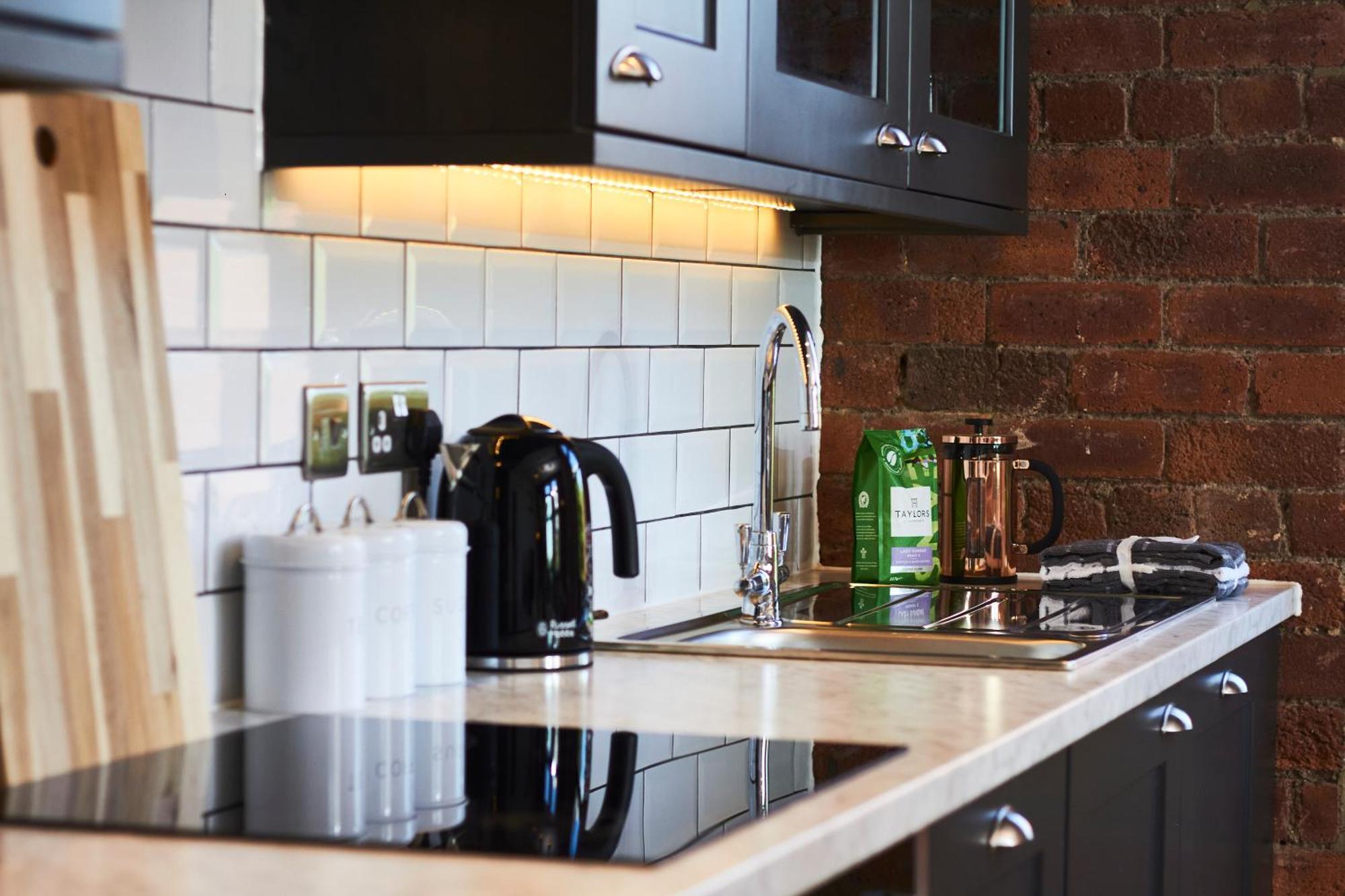 Sleek New York Style In Leeds Apartment
