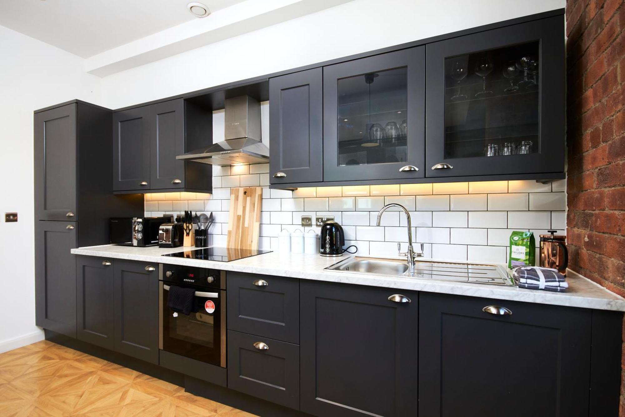 Sleek New York Style In Leeds Apartment *