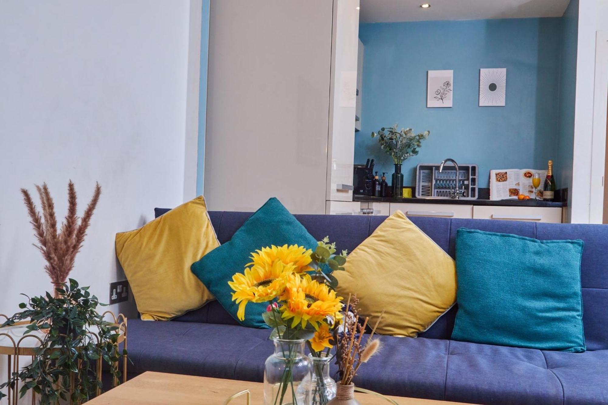 Apartment Perfect For Business & Families - Leeds Centre - 4 Beds *
