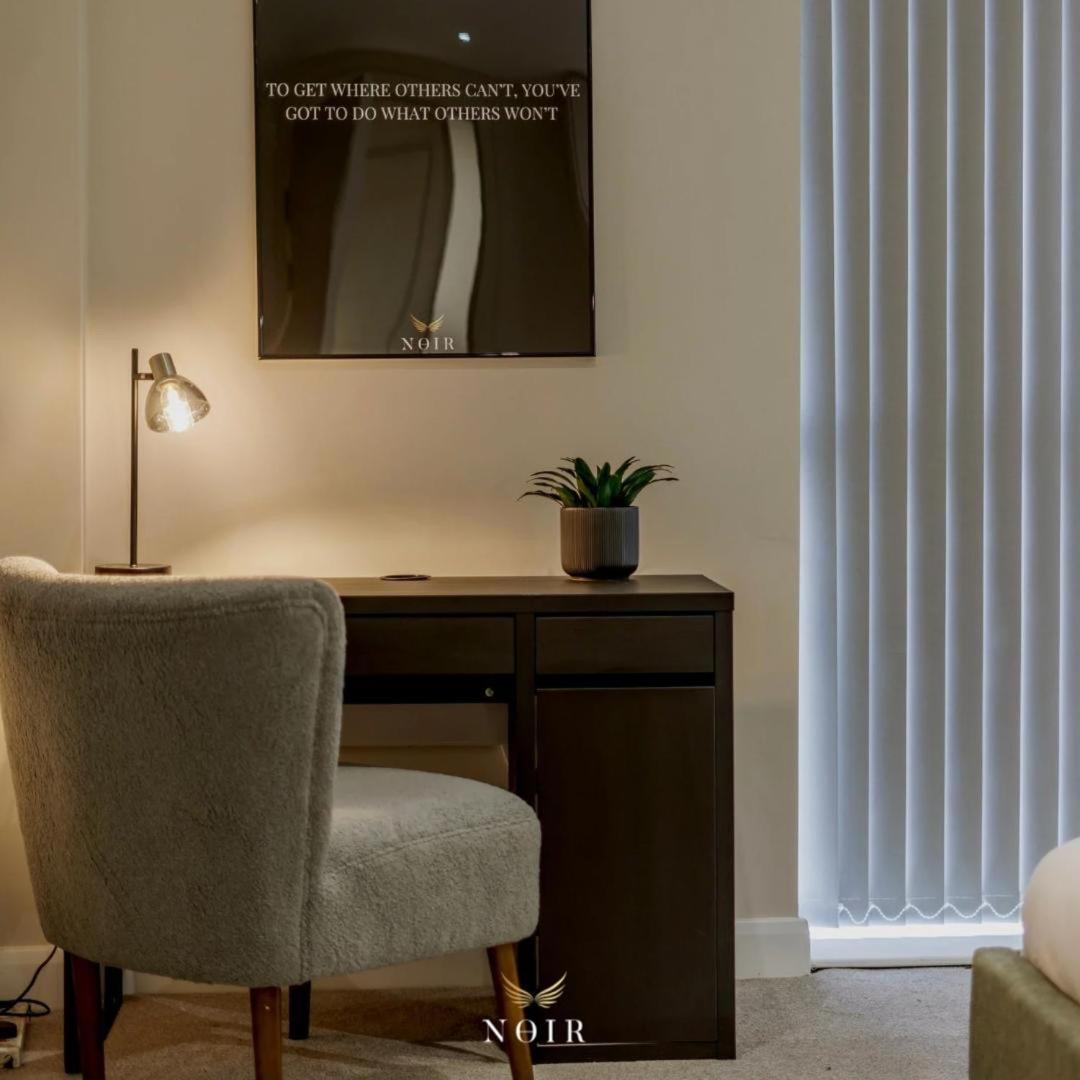 Noir - Leeds City Centre Apartment