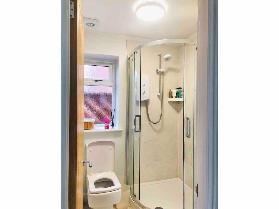 Apartment Entire Flat Free Parking Quiet Area *self-check In Leeds (West Yorkshire)