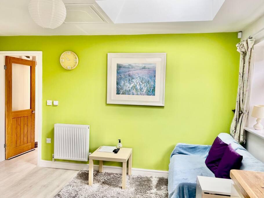 Entire Flat Free Parking Quiet Area *self-check In Leeds (West Yorkshire)