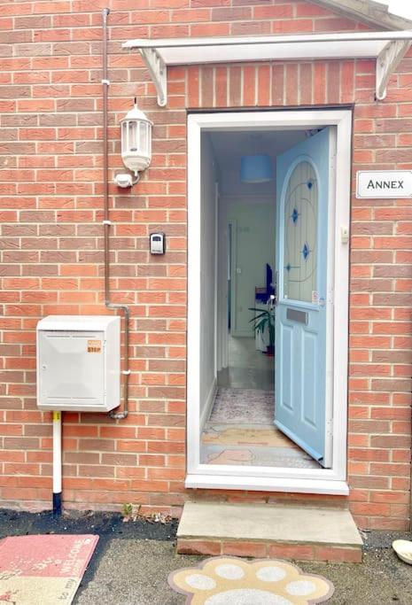 Entire Flat Free Parking Quiet Area *self-check In Leeds (West Yorkshire)
