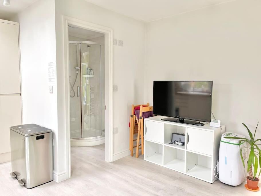 Apartment Entire Flat Free Parking Quiet Area *self-check In Leeds (West Yorkshire)