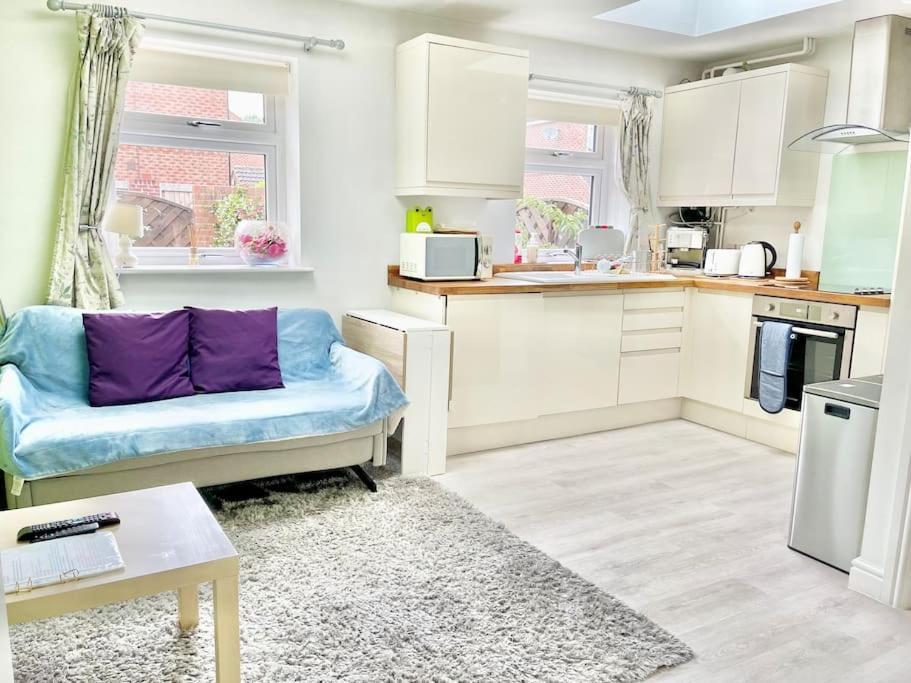 Entire Flat Free Parking Quiet Area *self-check In * Leeds (West Yorkshire)