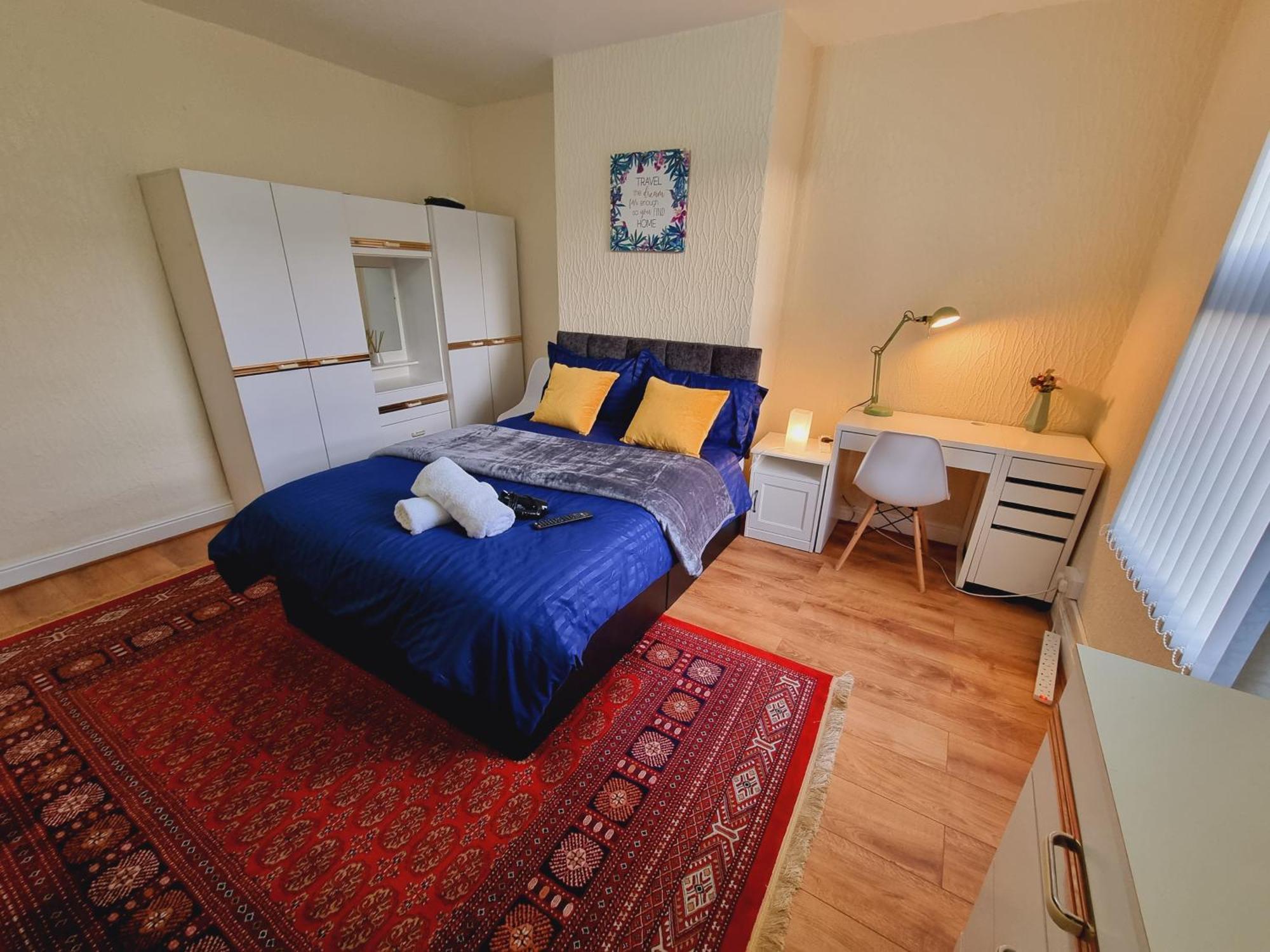 Holiday home Spacious Two Bedroom House, Parking And Wifi *