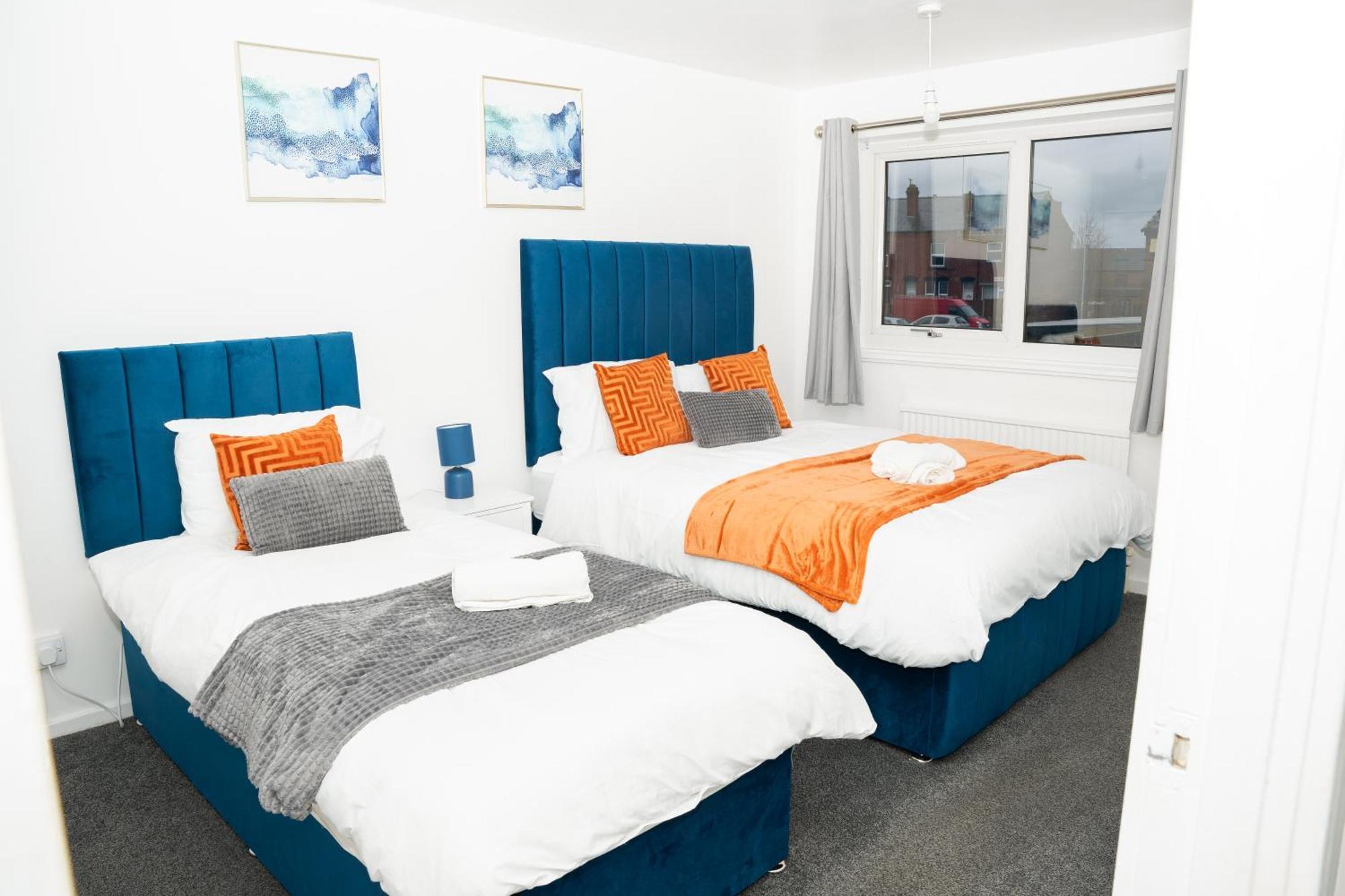Stylish 3 Bed House With Free Parking Holiday home