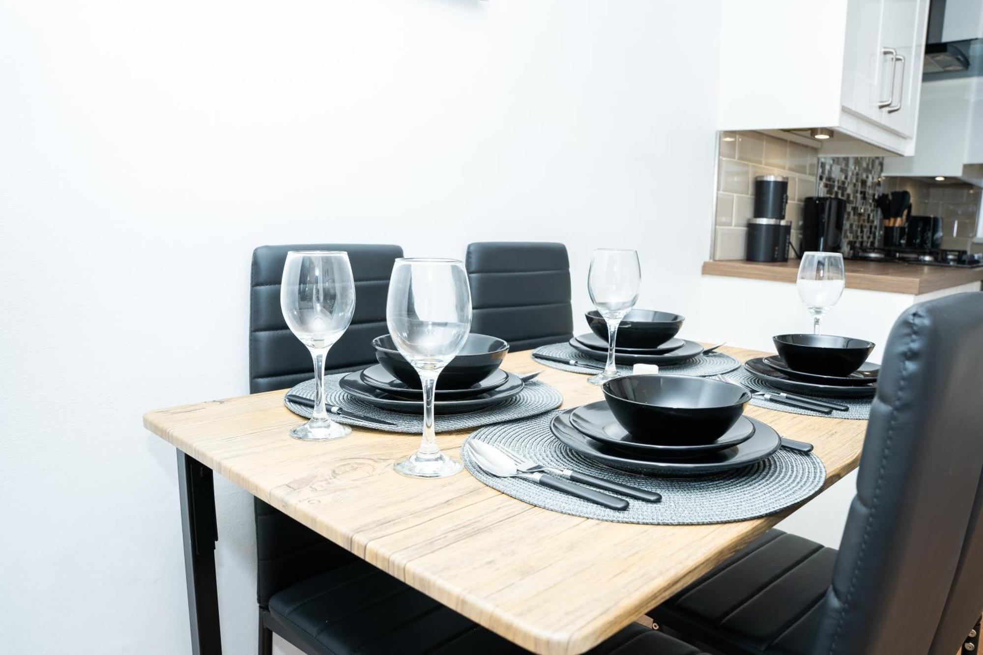Stylish 3 Bed House With Free Parking Holiday home *