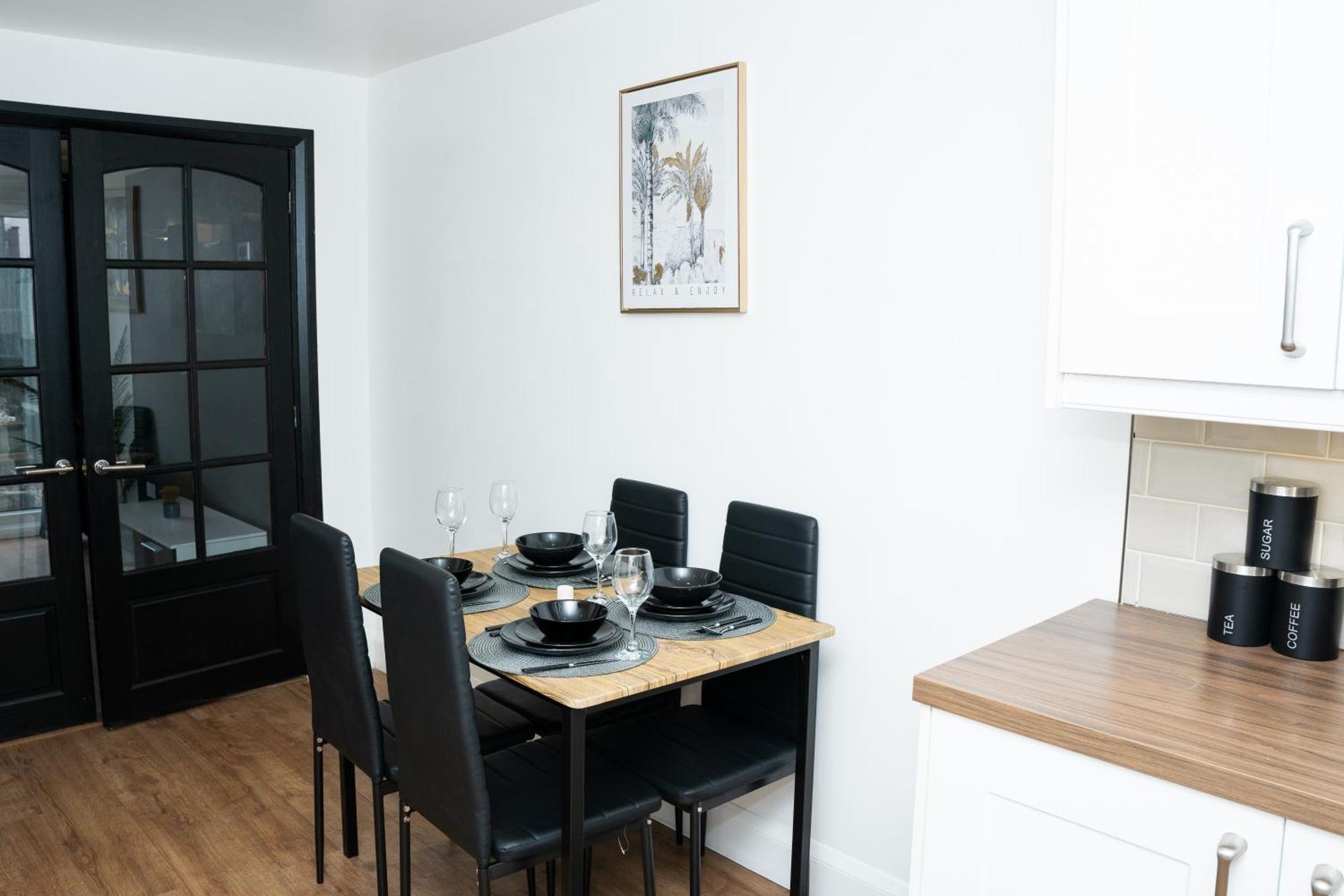 Stylish 3 Bed House With Free Parking *