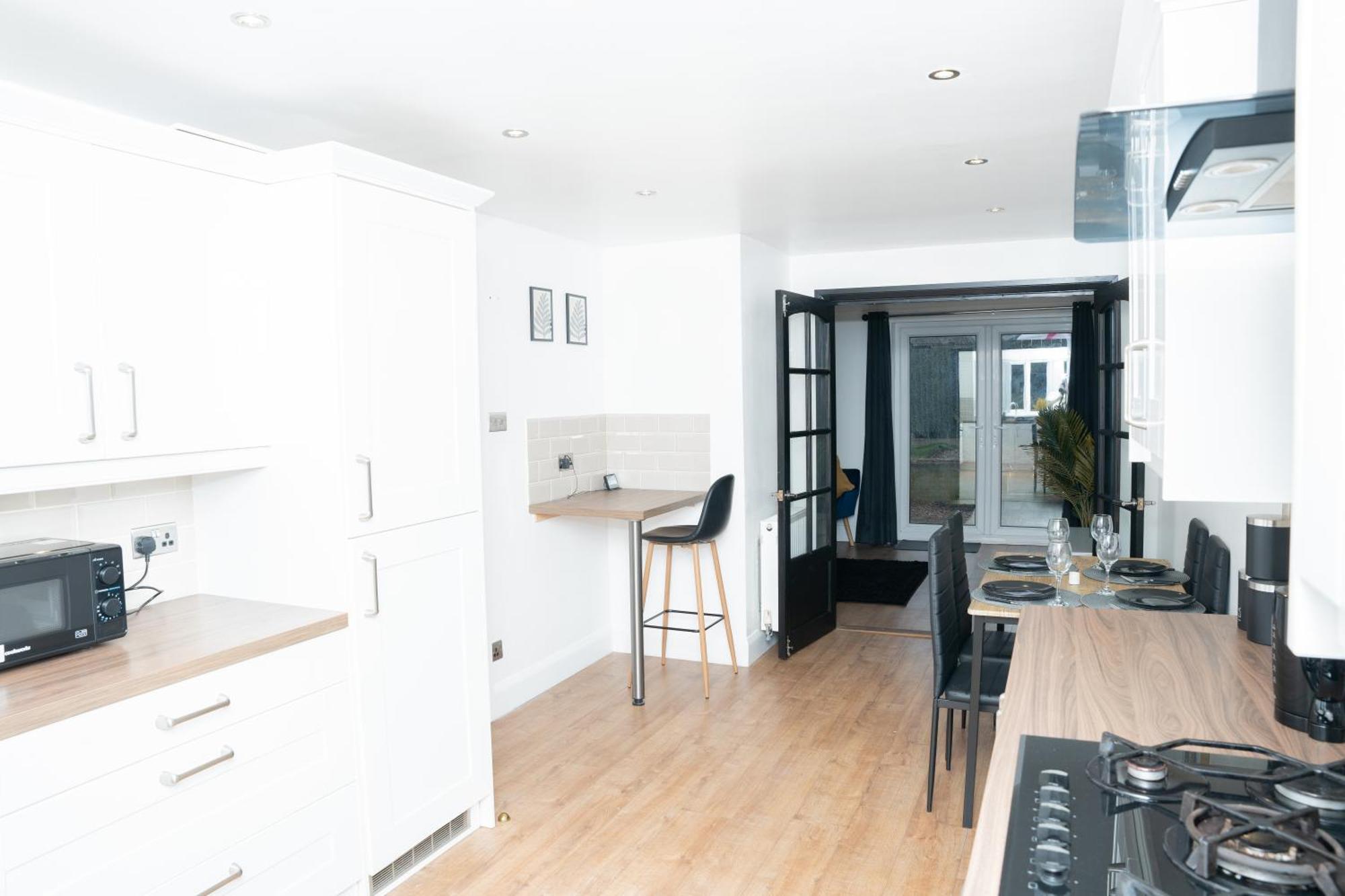 Stylish 3 Bed House With Free Parking *