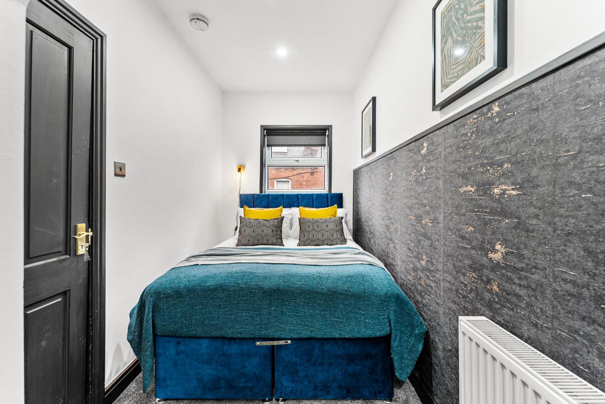 Holiday home Stylish Designer 4 Bed - Parking - Sleeps 13 *