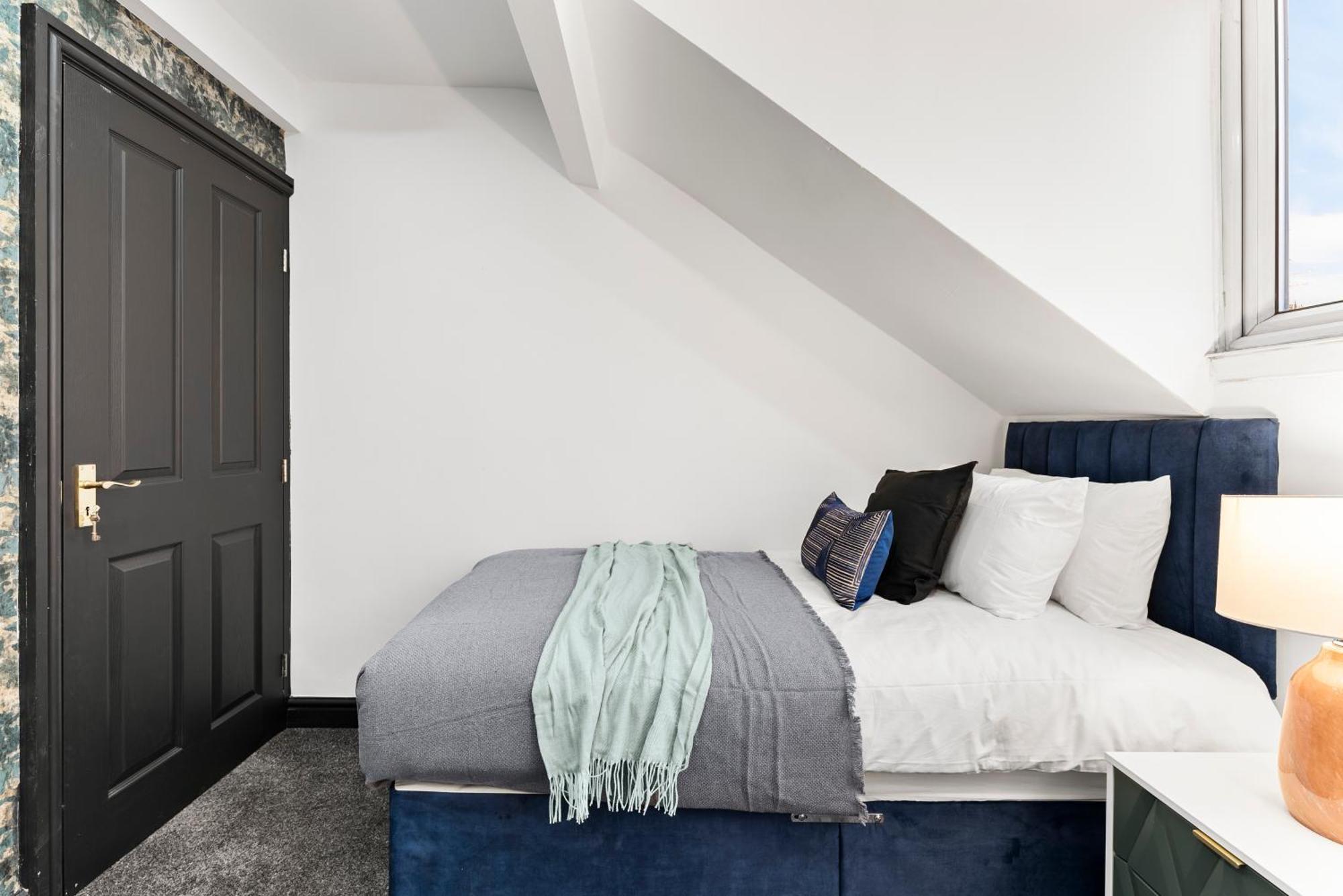 Stylish Designer 4 Bed - Parking - Sleeps 13 Holiday home Leeds (West Yorkshire)