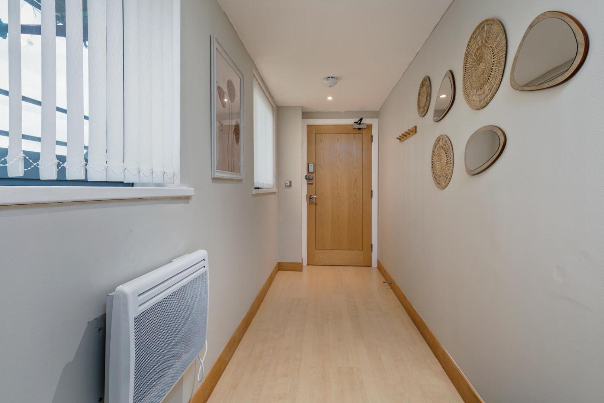 Urban Oasis: Heart Of By Train Apartment