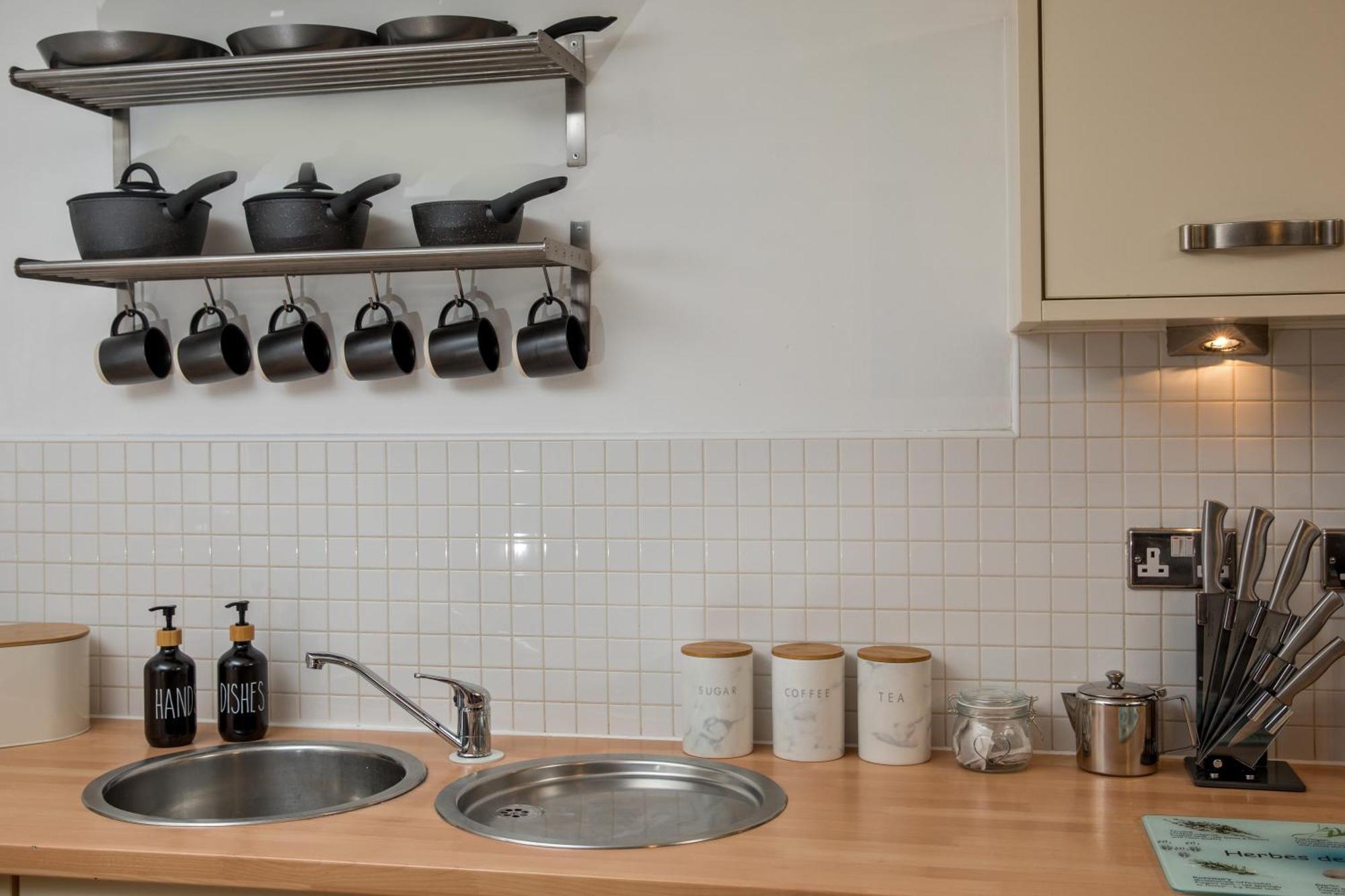 Urban Oasis: Heart Of By Train Apartment Leeds (West Yorkshire)