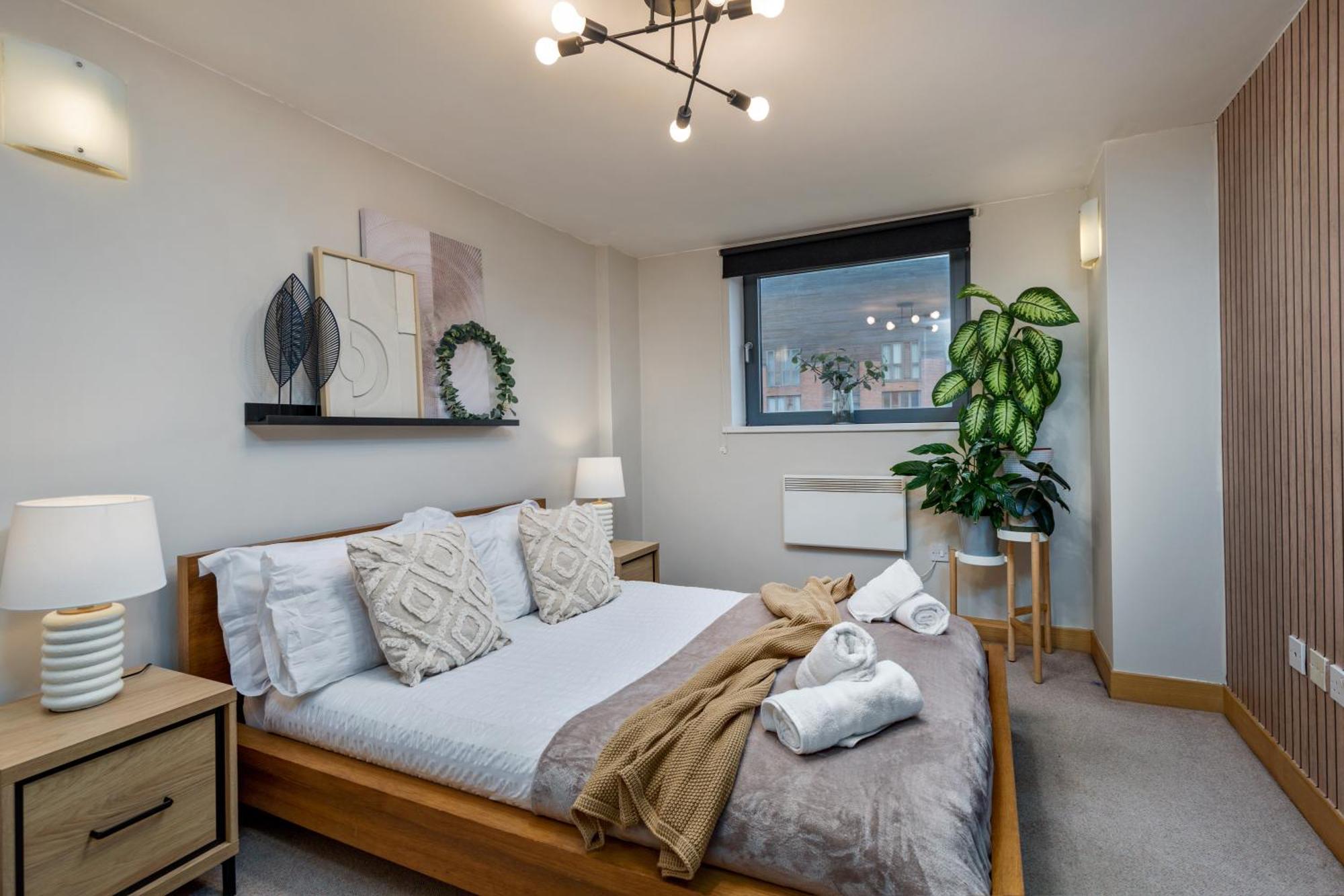 Urban Oasis: Heart Of By Train Apartment *