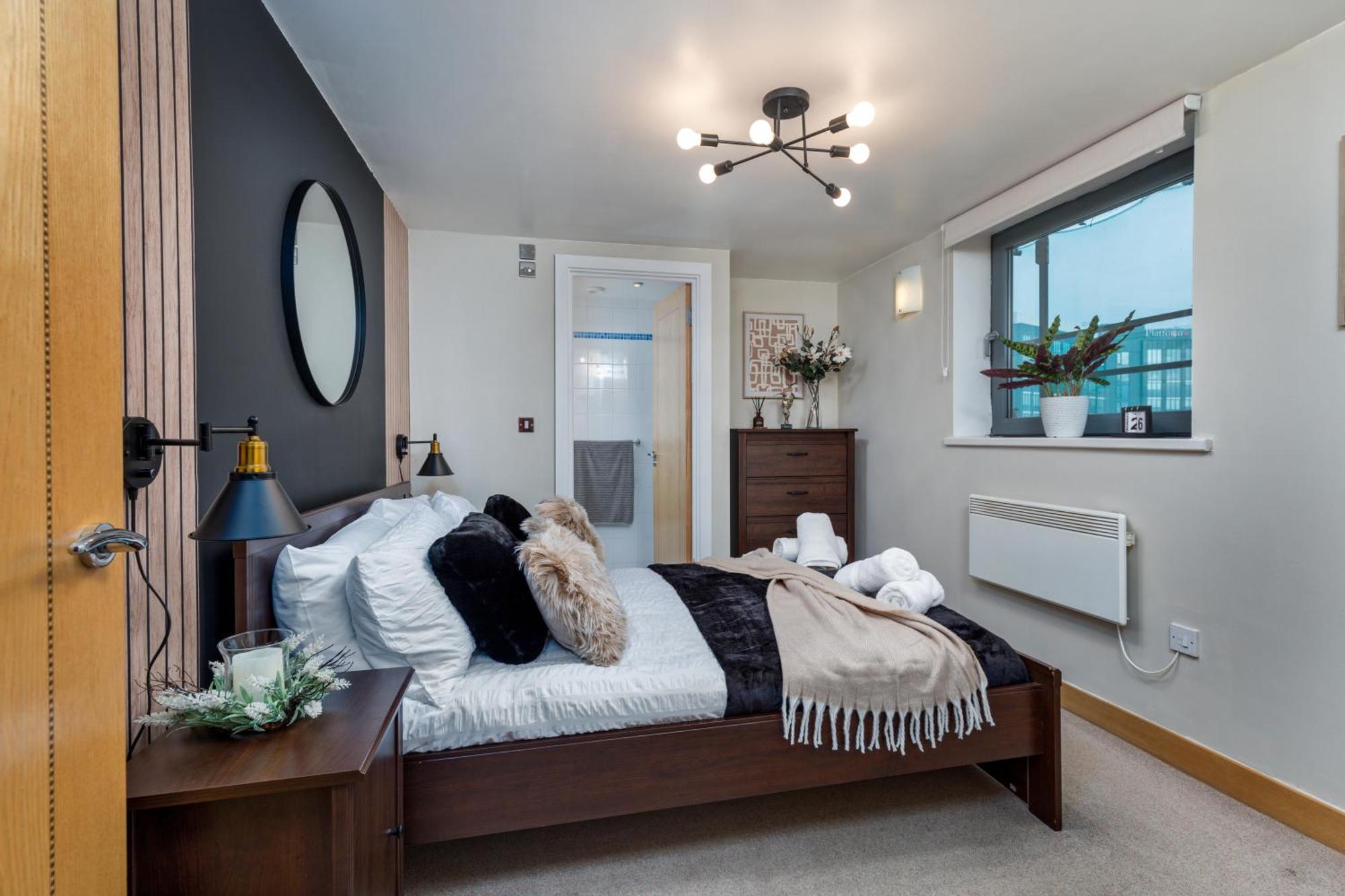 Urban Oasis: Heart Of By Train Apartment