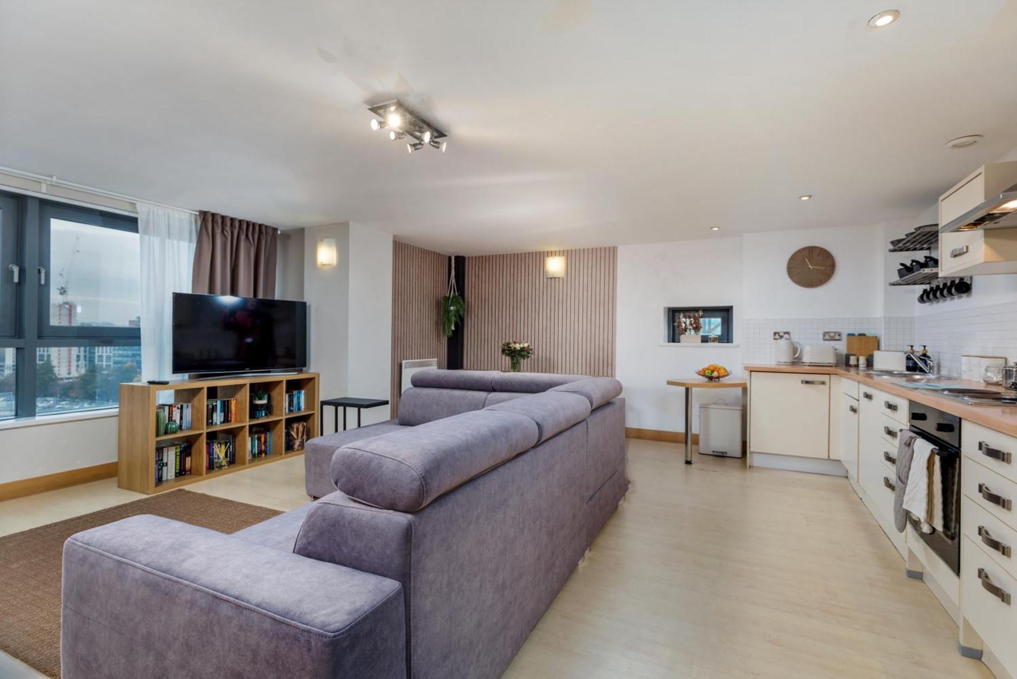 Urban Oasis: Heart Of By Train Apartment