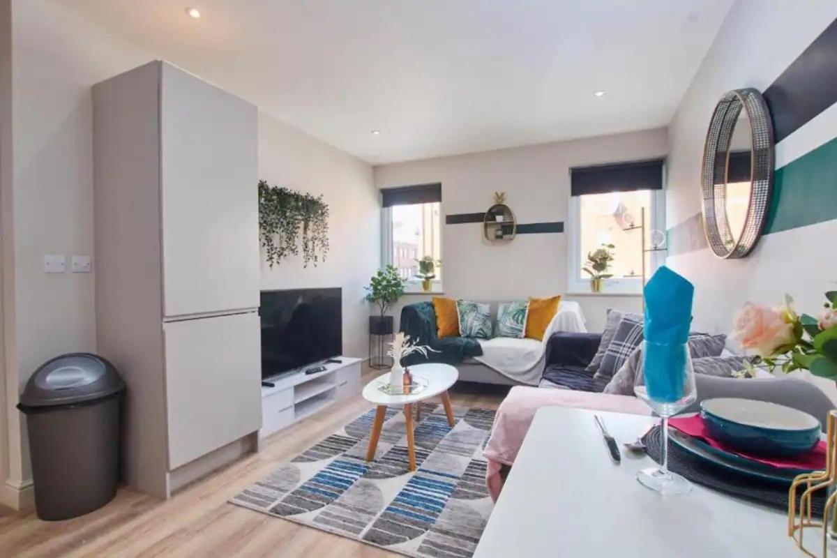 Beautiful 1 Bedroom Flat In Leeds - Sleeps 4 *