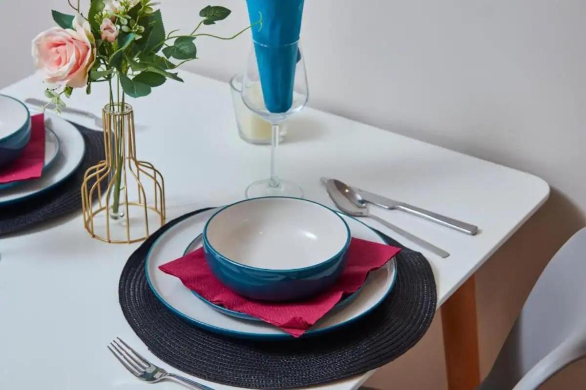 Beautiful 1 Bedroom Flat In Leeds - Sleeps 4 *