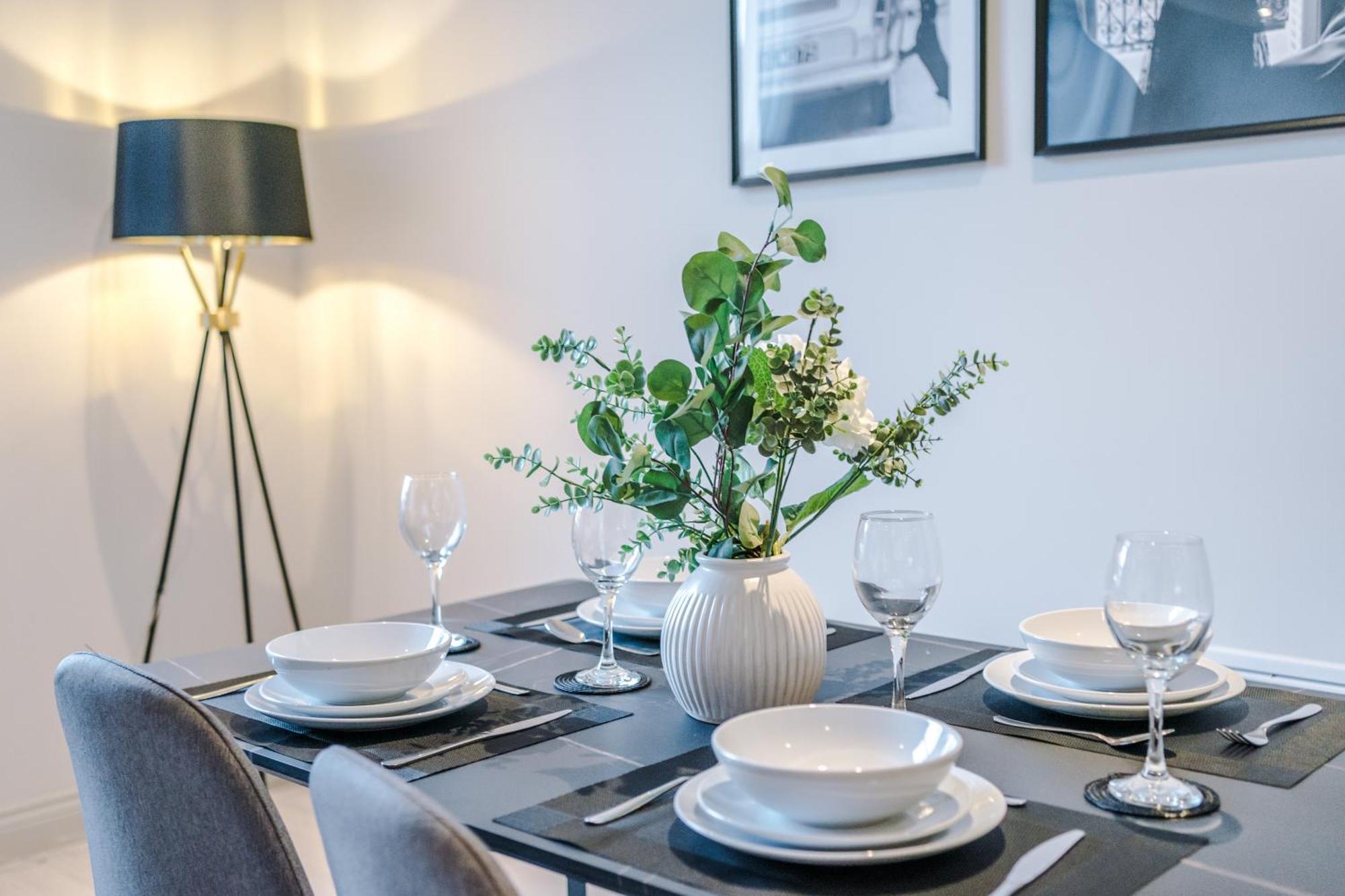 Designer In Leeds Sleeps 5 Apartment *