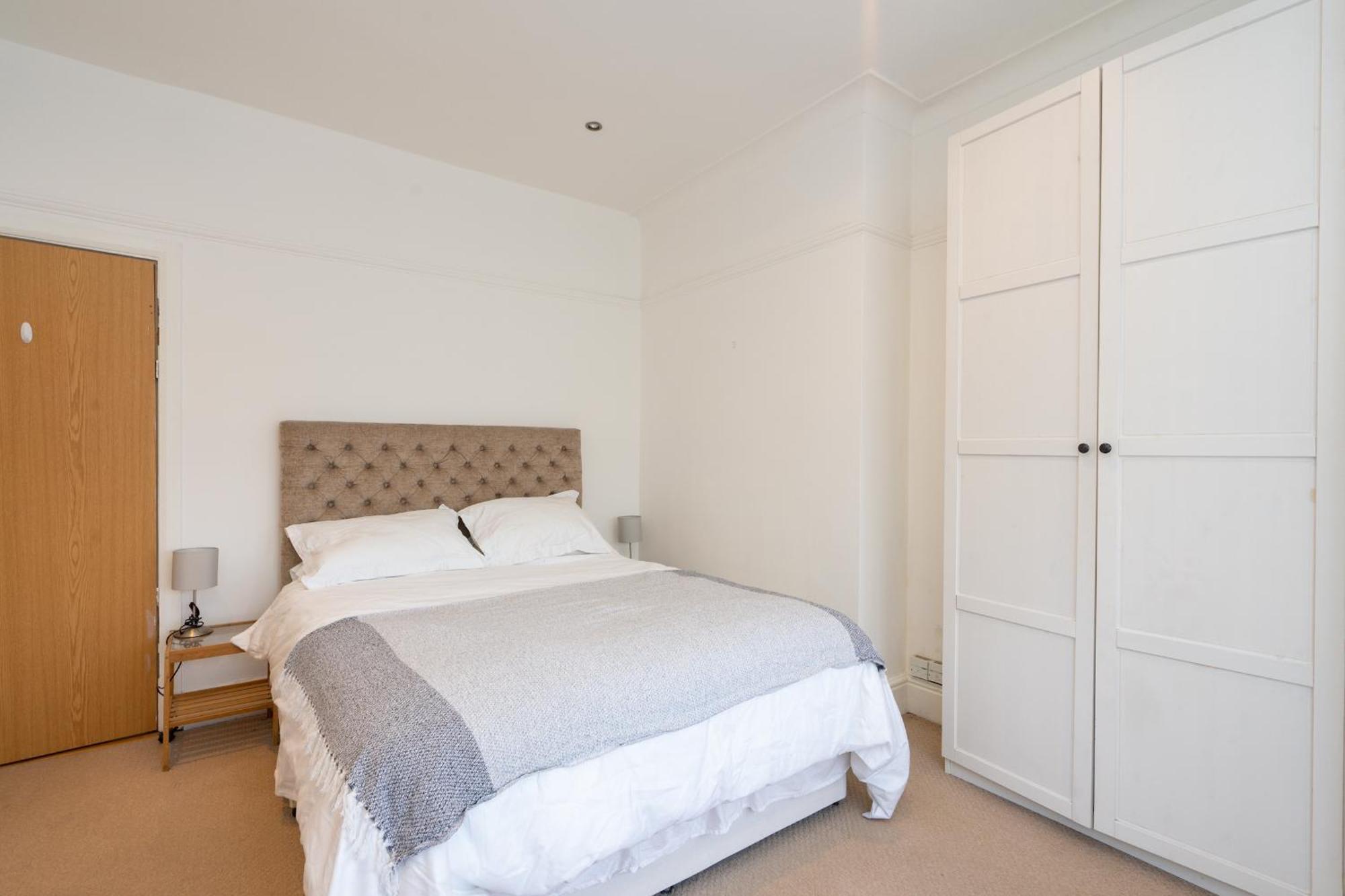 Beautiful 2 Bedroom Flat On Street Lane Apartment