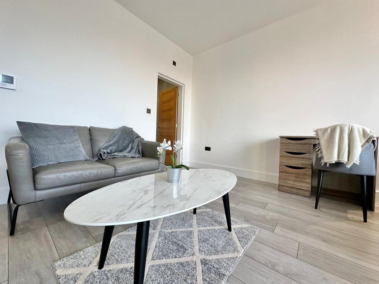 Apartment Sleek Stylish 1 Bedroom *