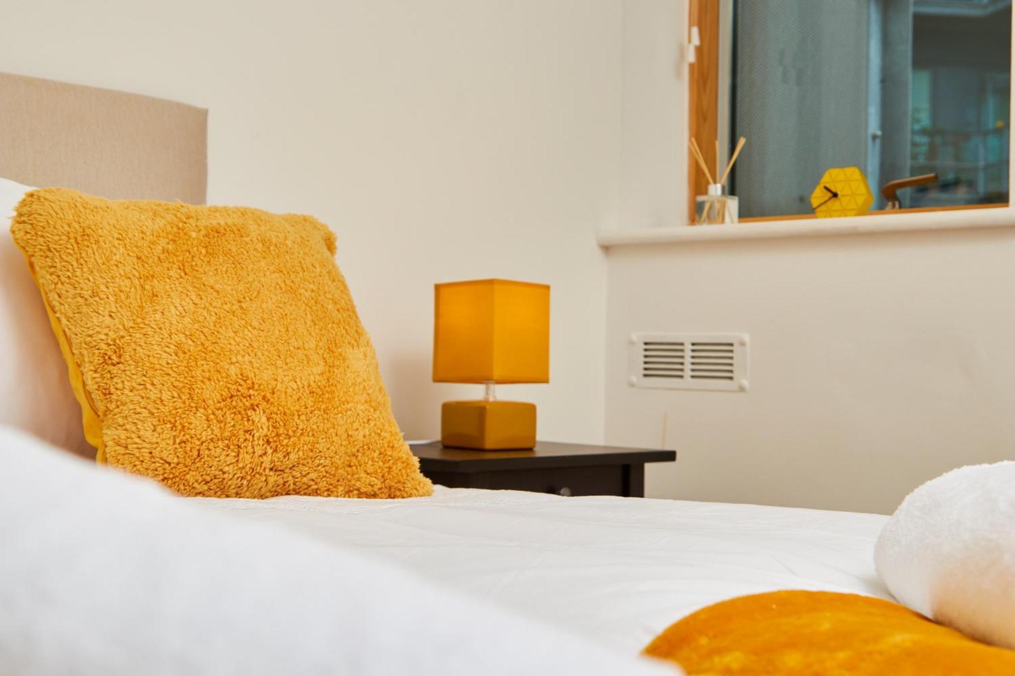 Perfect For Relocation & Business - 4 Beds, 2 Bath - Free Wifi *