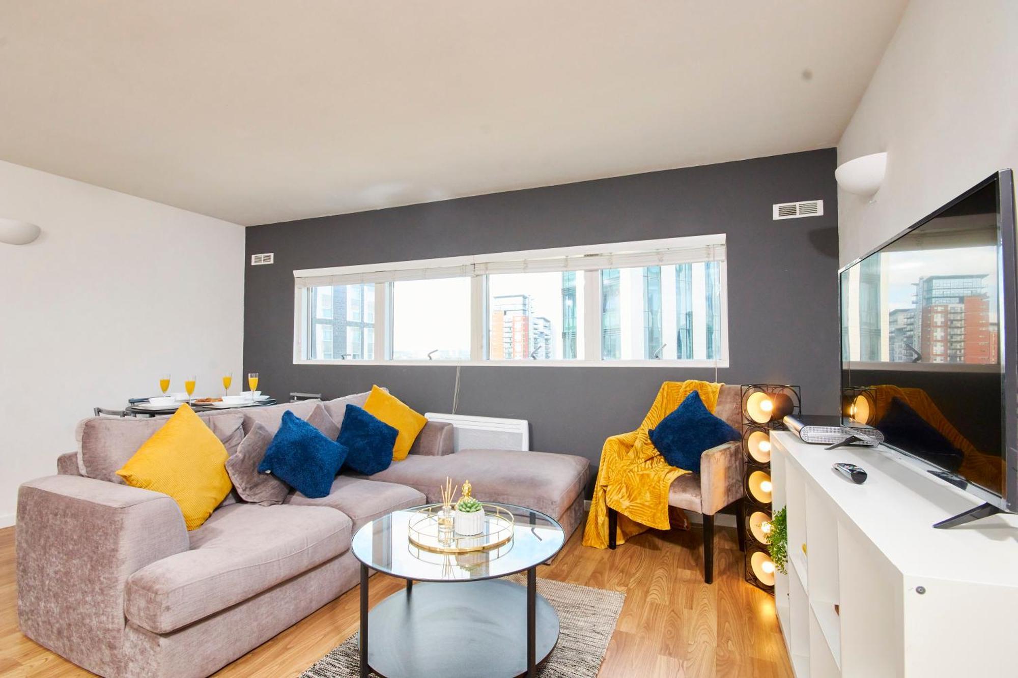 Perfect For Relocation & Business - 4 Beds, 2 Bath - Free Wifi * Leeds (West Yorkshire)