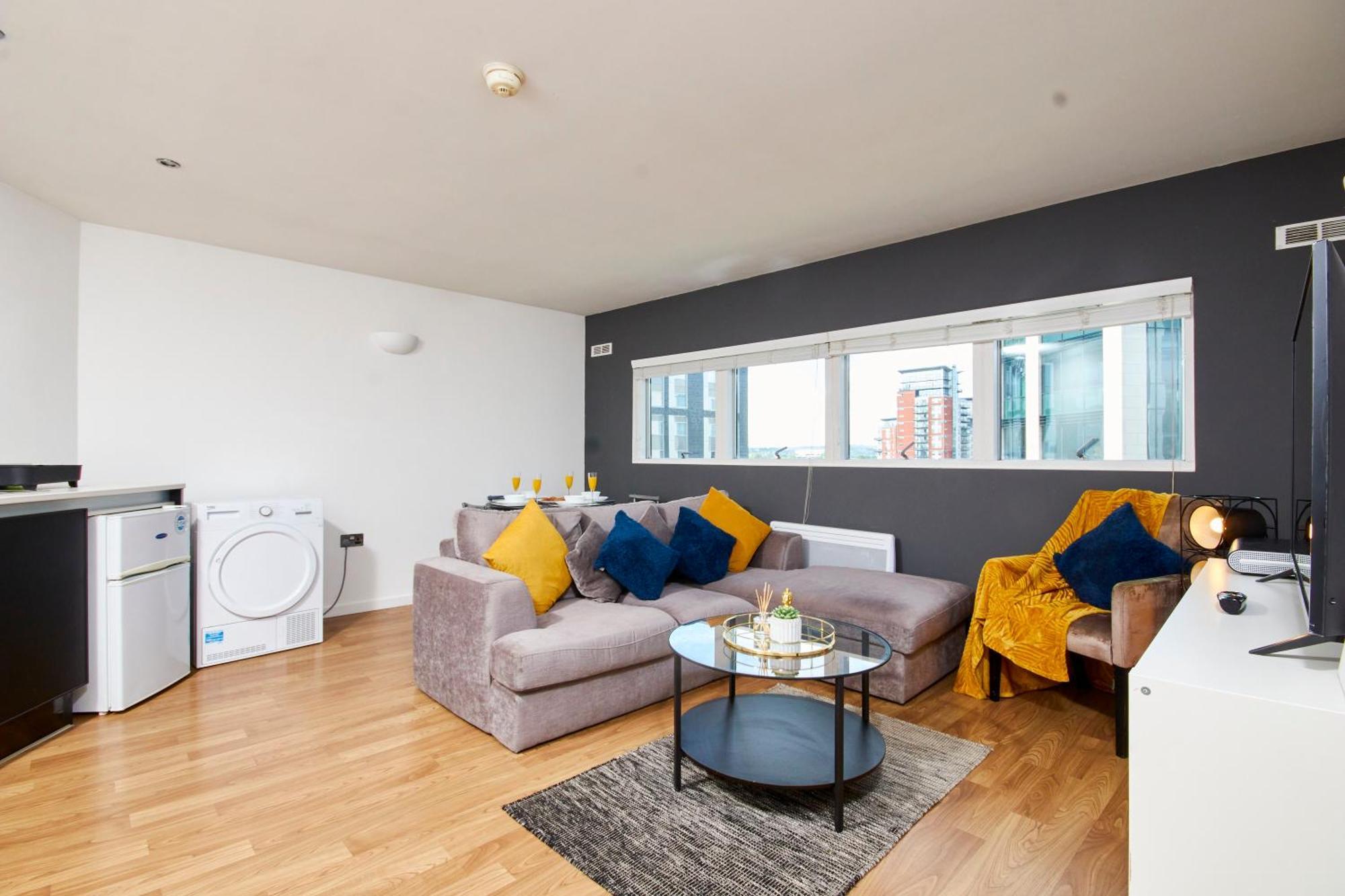 Perfect For Relocation & Business - 4 Beds, 2 Bath - Free Wifi