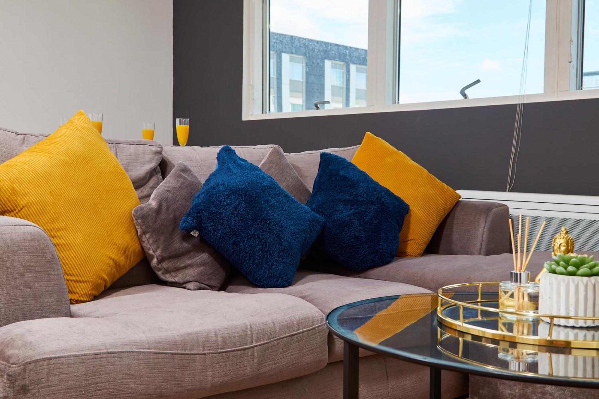 Apartment Perfect For Relocation & Business - 4 Beds, 2 Bath - Free Wifi