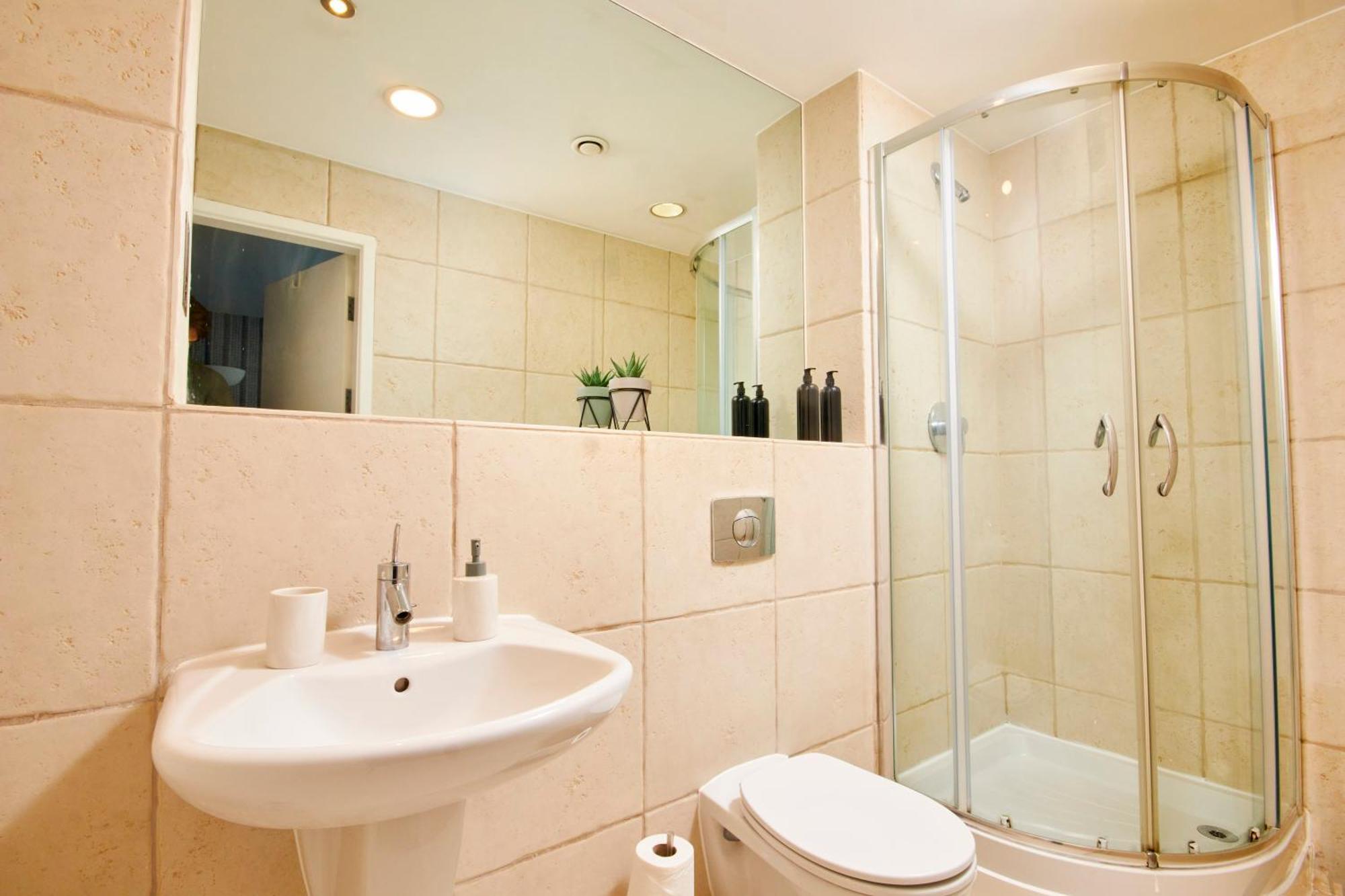Perfect For Relocation & Business - 4 Beds, 2 Bath - Free Wifi Leeds (West Yorkshire)