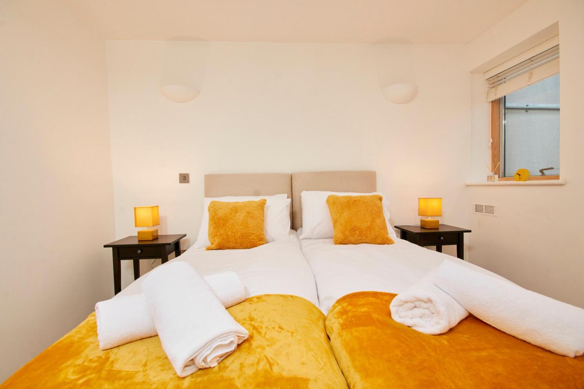 Apartment Perfect For Relocation & Business - 4 Beds, 2 Bath - Free Wifi