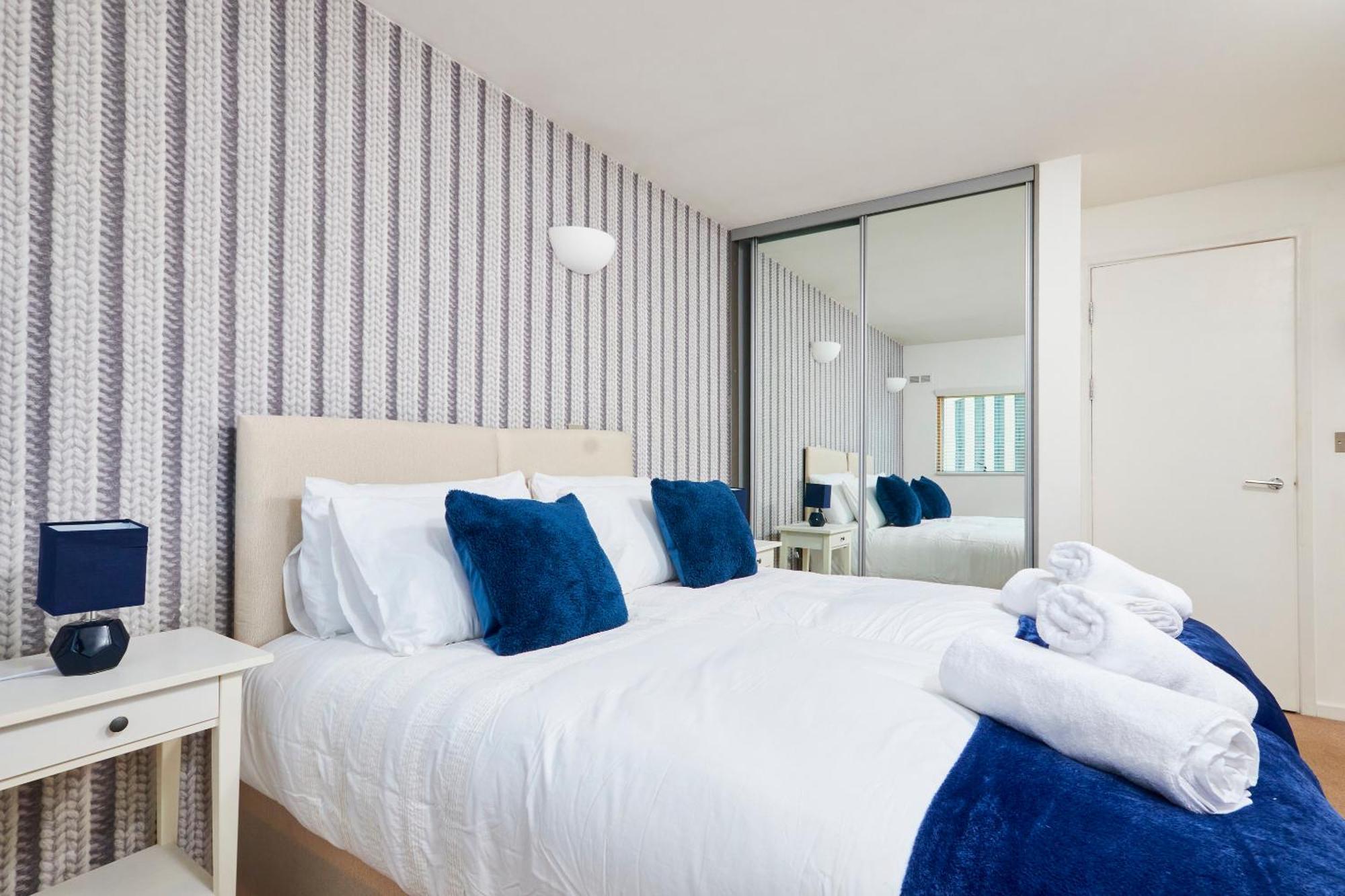 Perfect For Relocation & Business - 4 Beds, 2 Bath - Free Wifi * Leeds (West Yorkshire)