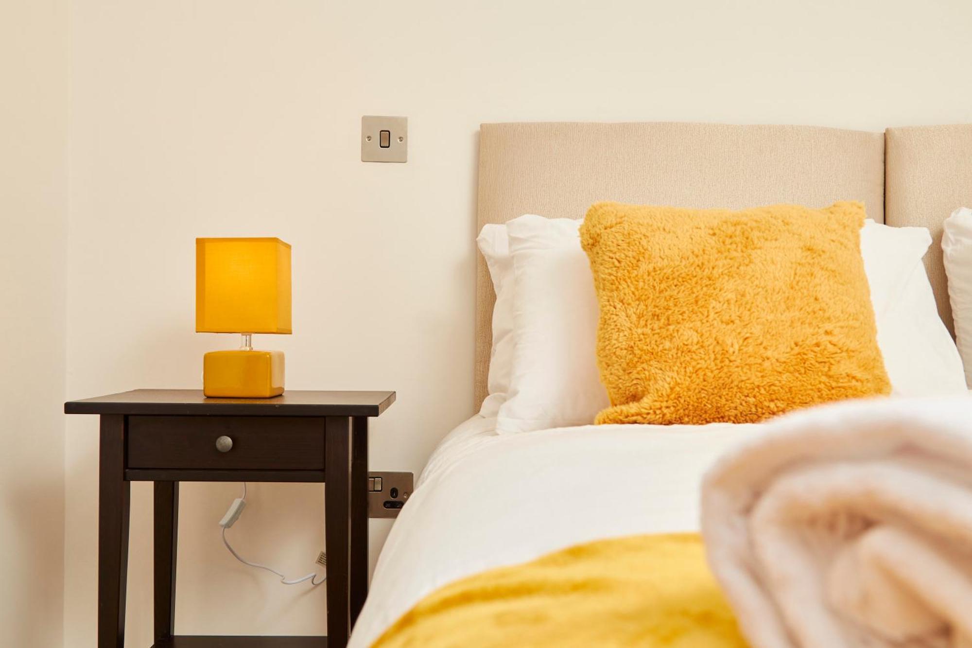 Perfect For Relocation & Business - 4 Beds, 2 Bath - Free Wifi Apartment