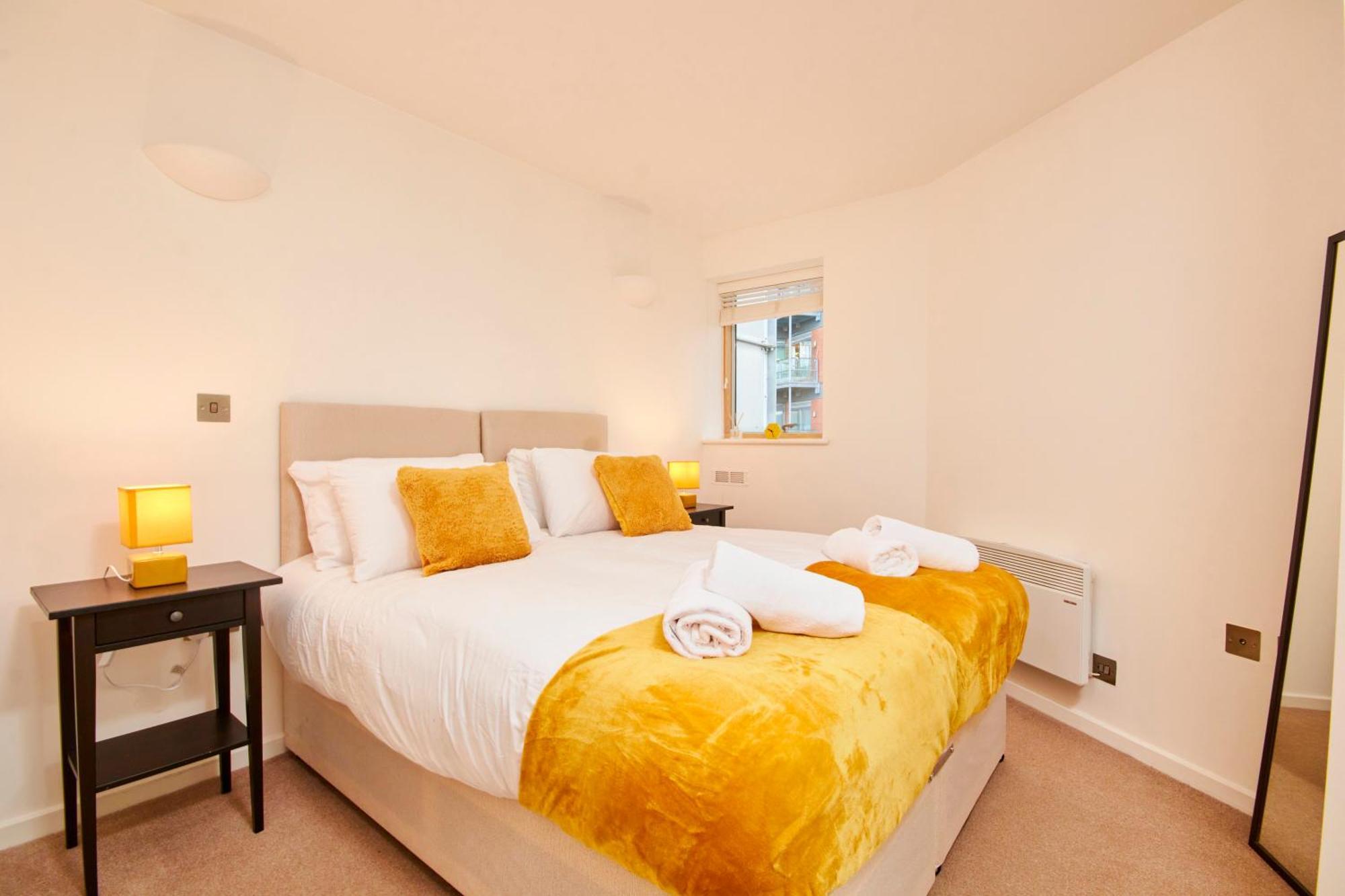 Apartment Perfect For Relocation & Business - 4 Beds, 2 Bath - Free Wifi *