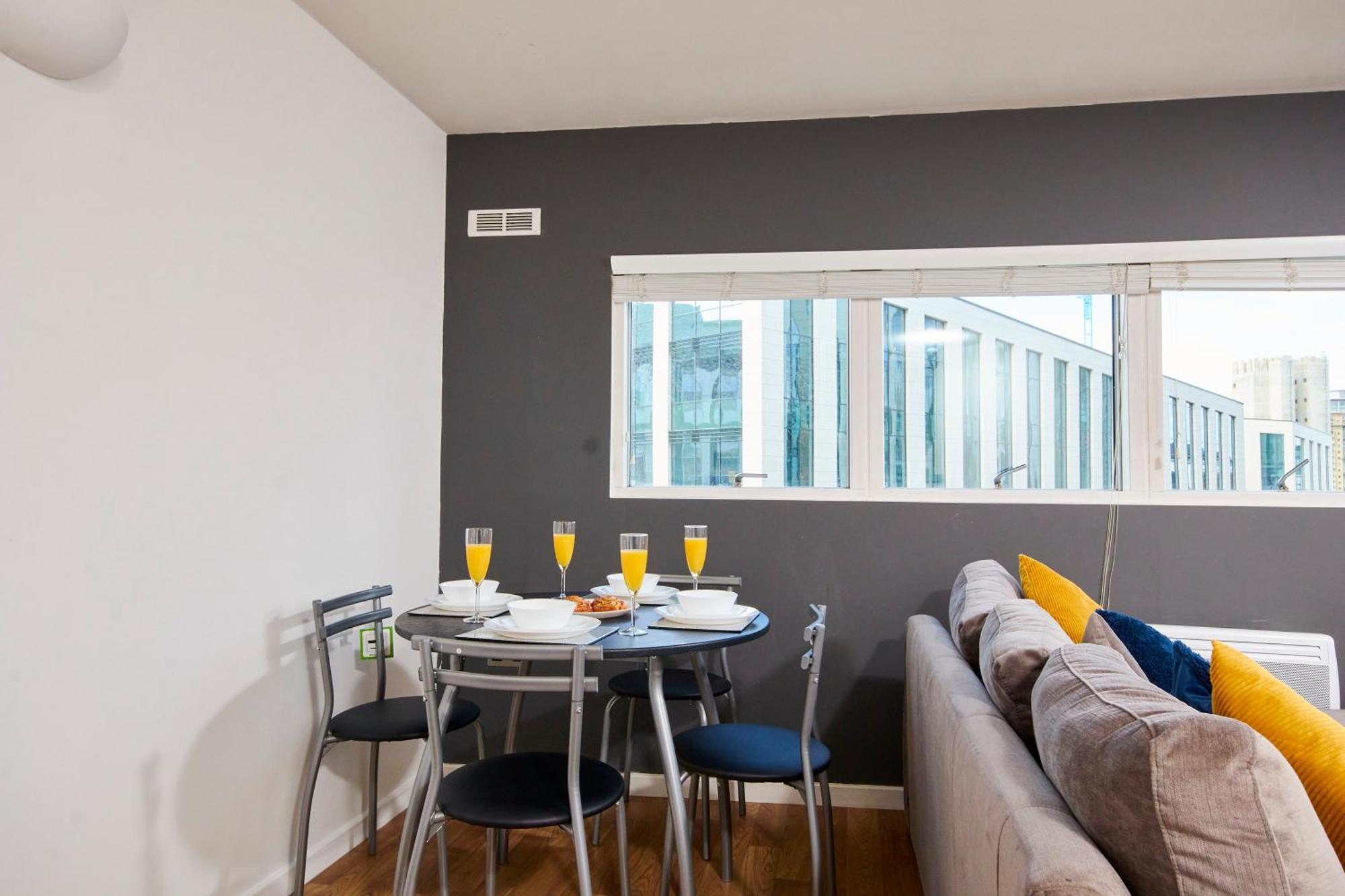 Perfect For Relocation & Business - 4 Beds, 2 Bath - Free Wifi Apartment