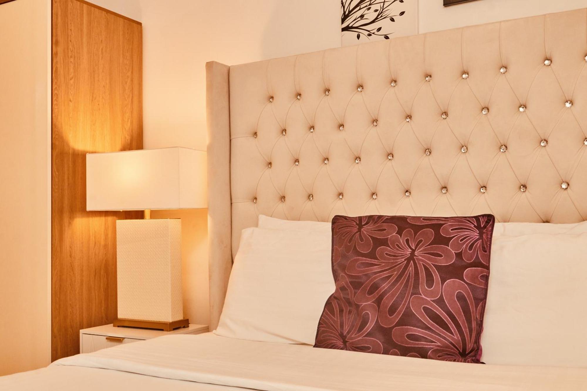 Apartment Modern Deluxe Leeds Dock Free Secure Parking