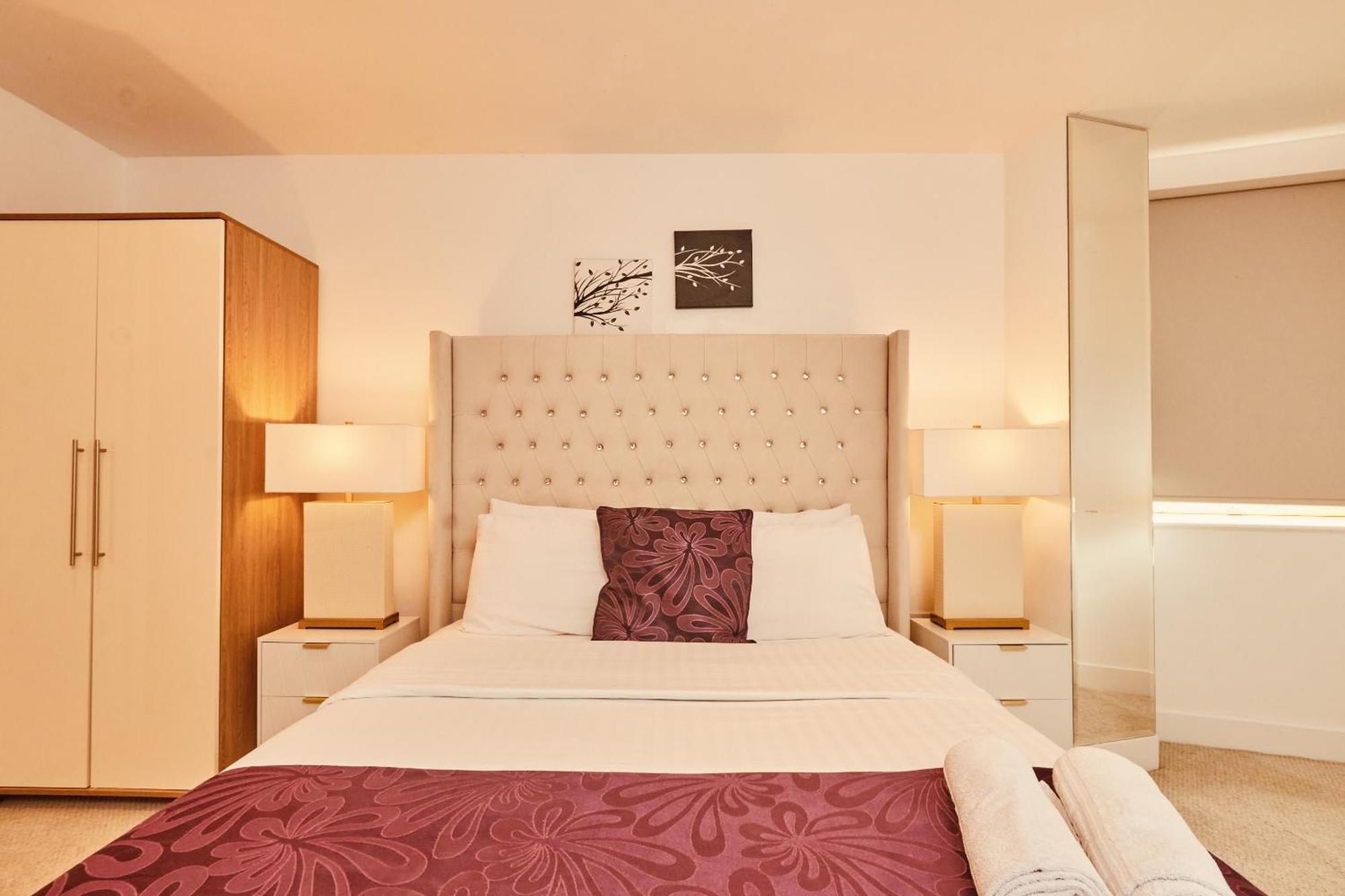 Apartment Modern Deluxe Leeds Dock Free Secure Parking