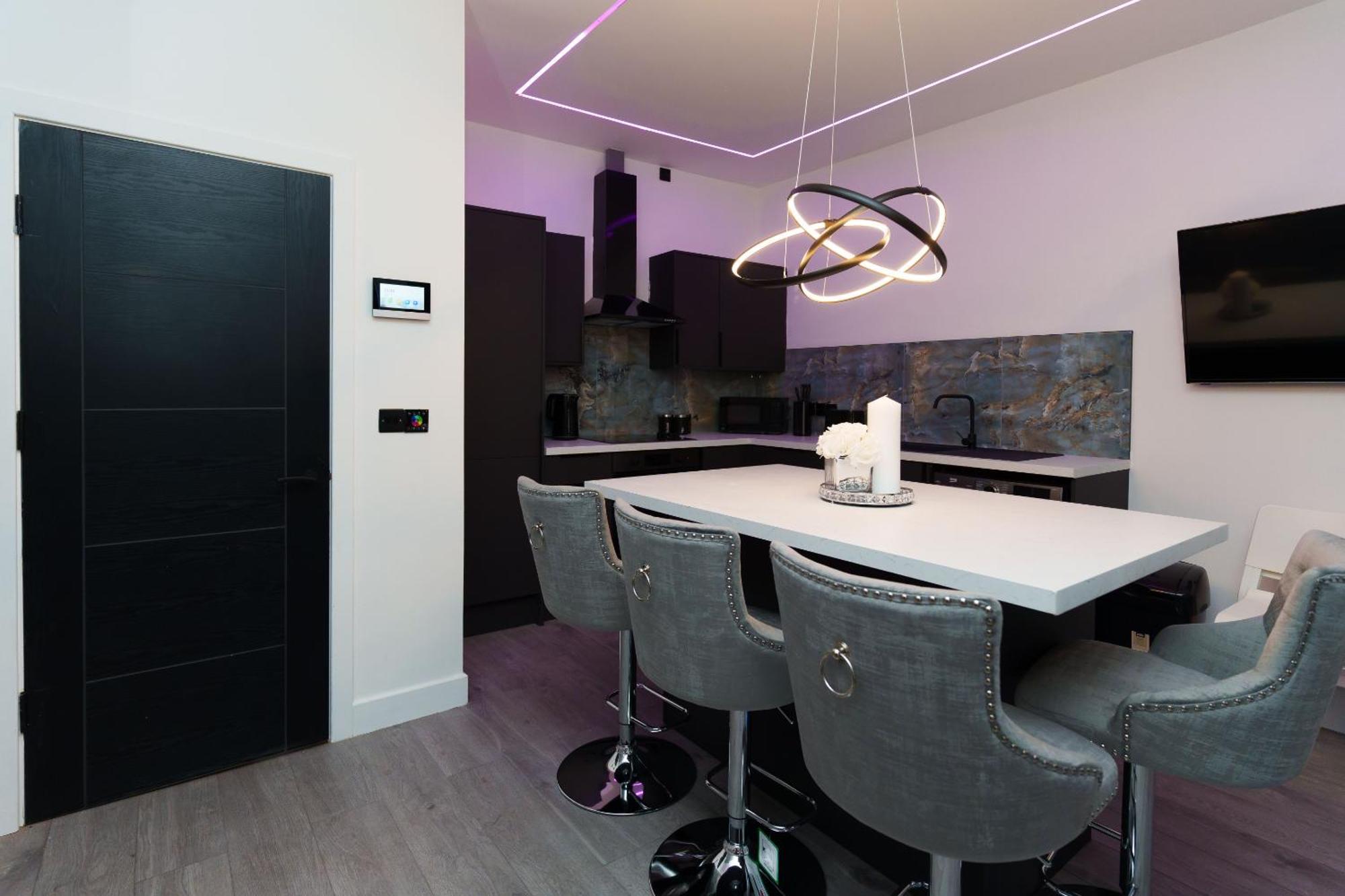 Hamilton Apartment *