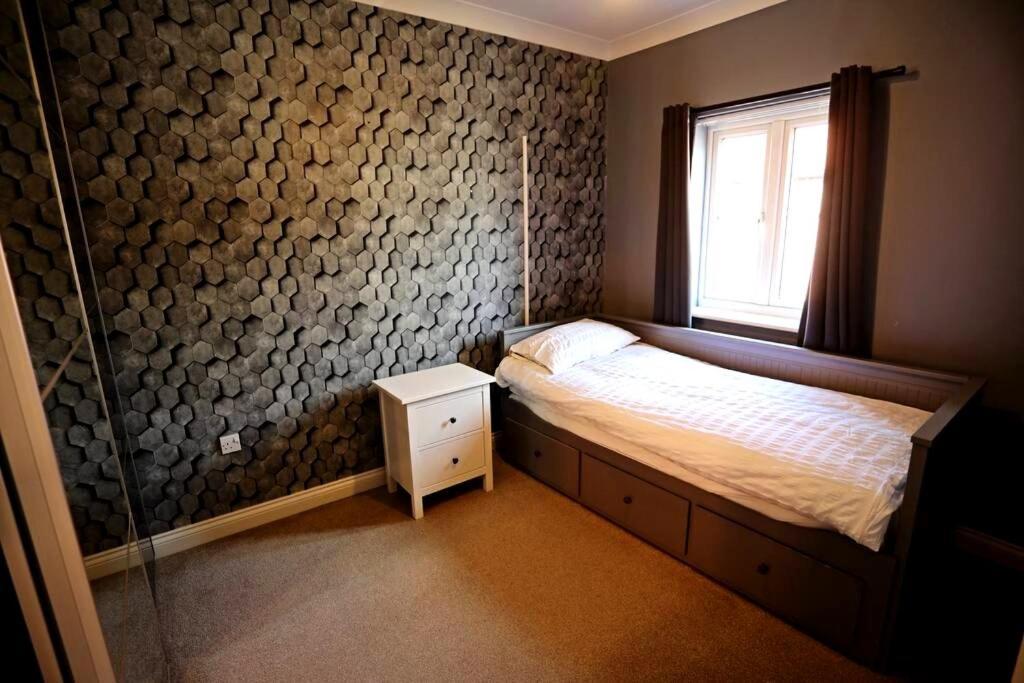 Stylish Village Townhouse W/ Parking - Near & York *