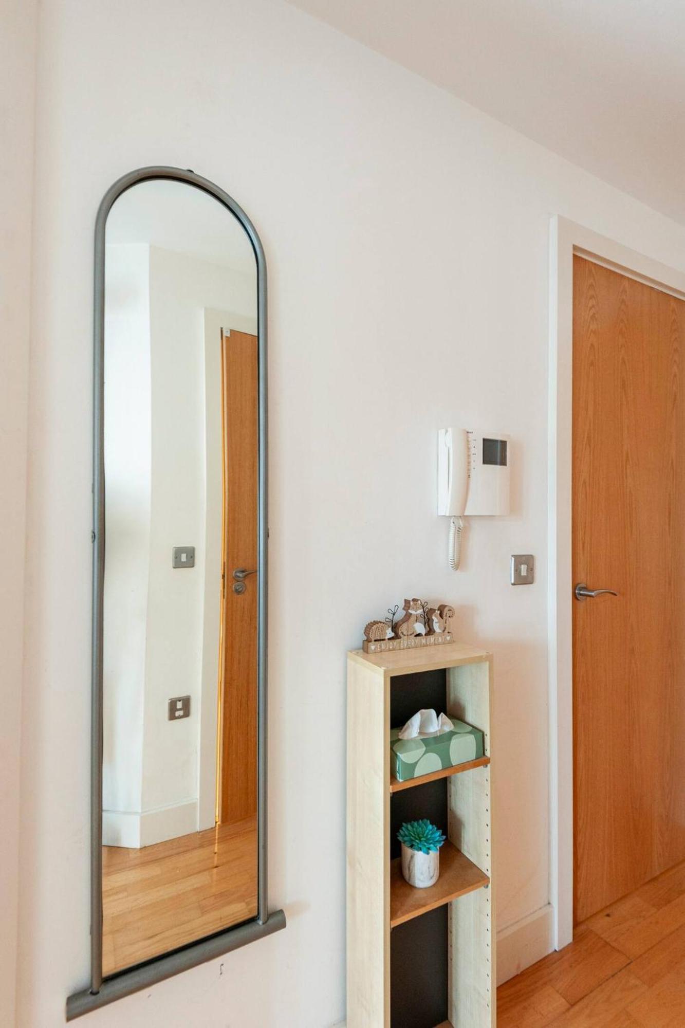 Cozy Apt Near Central Leeds Apartment *